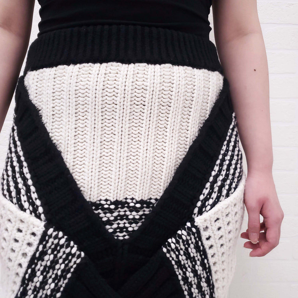 BURBERRY BLACK AND WHITE CHUNKY KNIT SKIRT - SIZE L