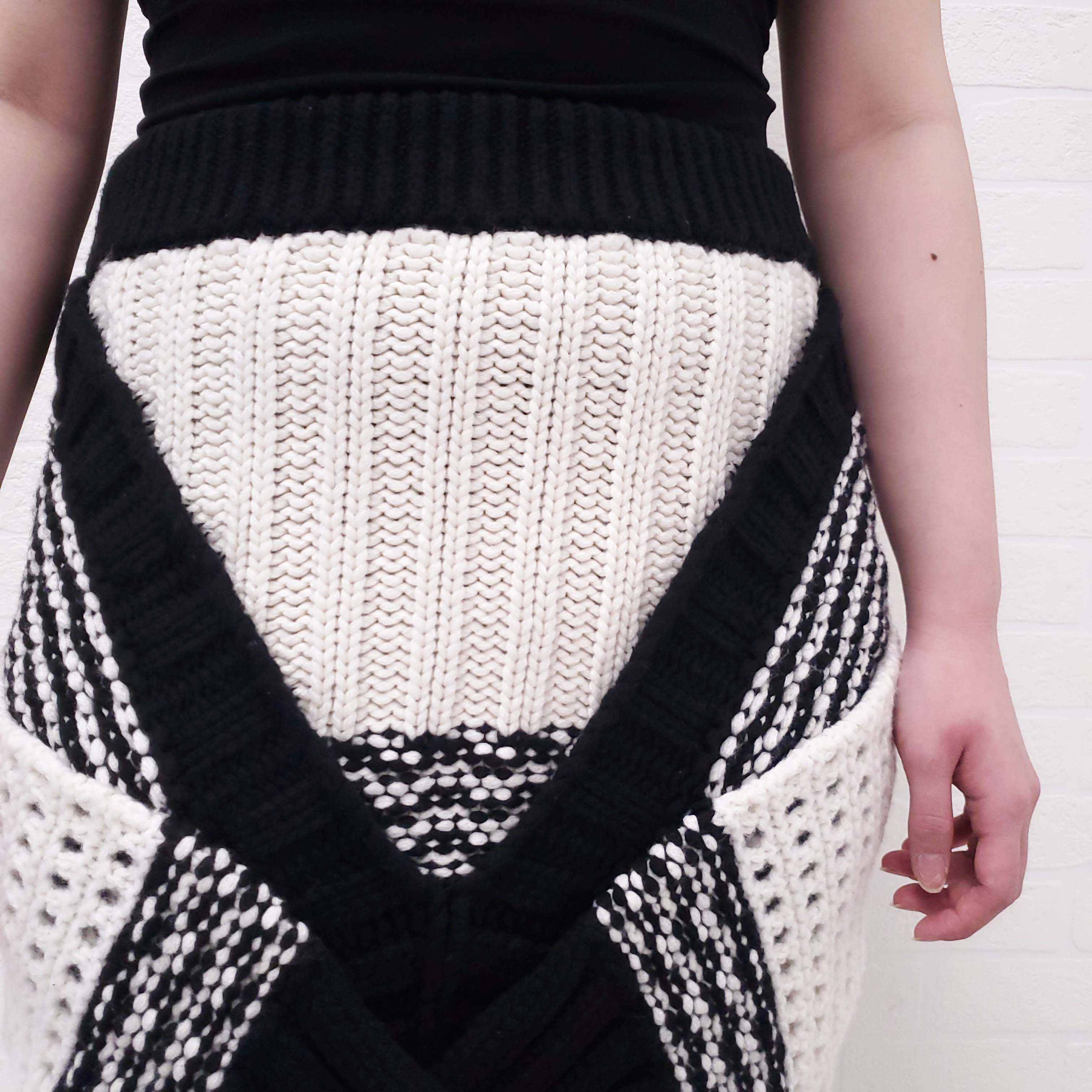 BURBERRY BLACK AND WHITE CHUNKY KNIT SKIRT - SIZE L