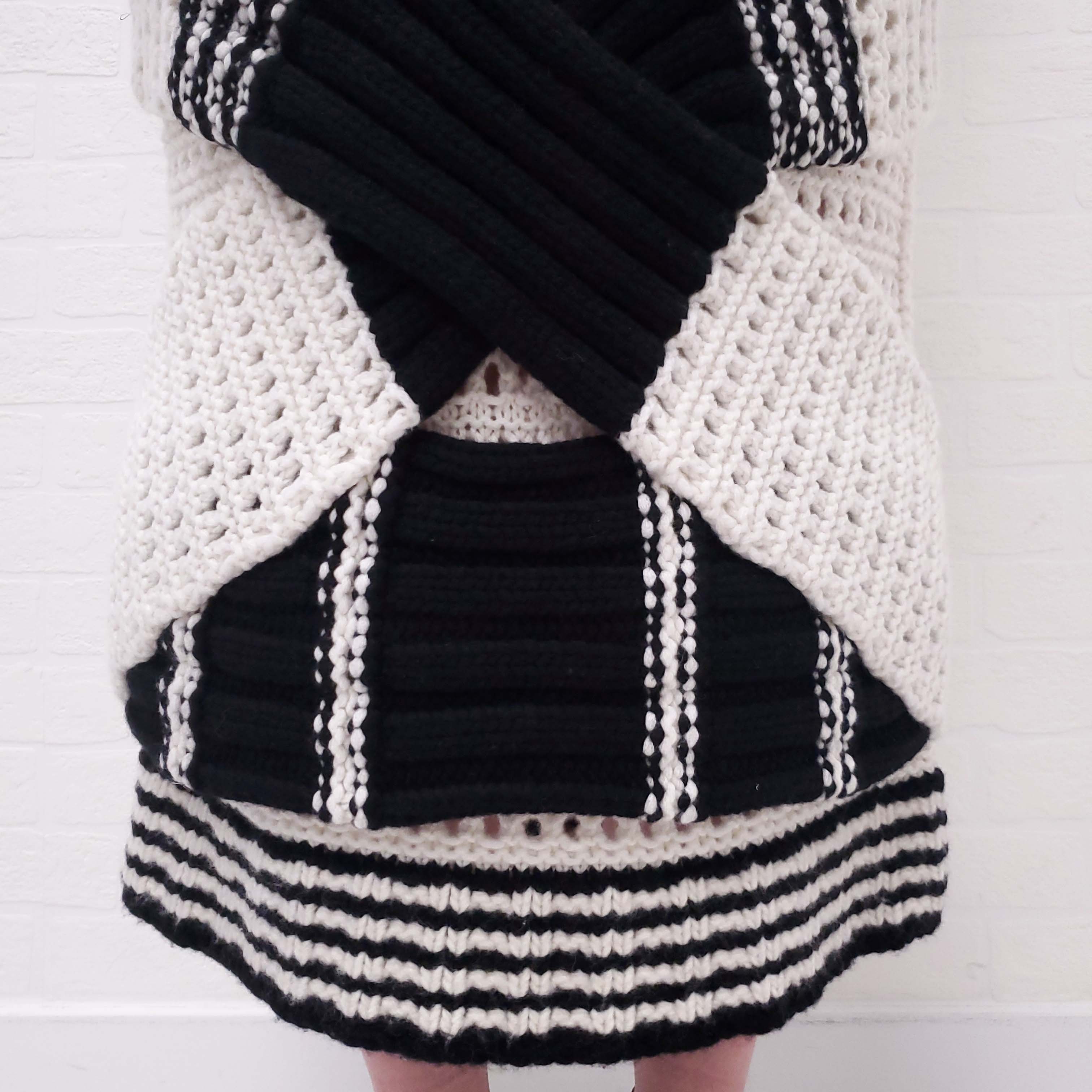 BURBERRY BLACK AND WHITE CHUNKY KNIT SKIRT - SIZE L
