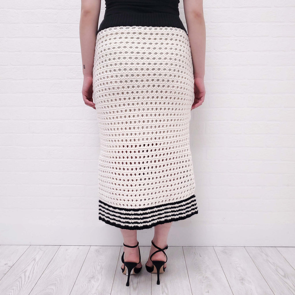 BURBERRY BLACK AND WHITE CHUNKY KNIT SKIRT - SIZE L