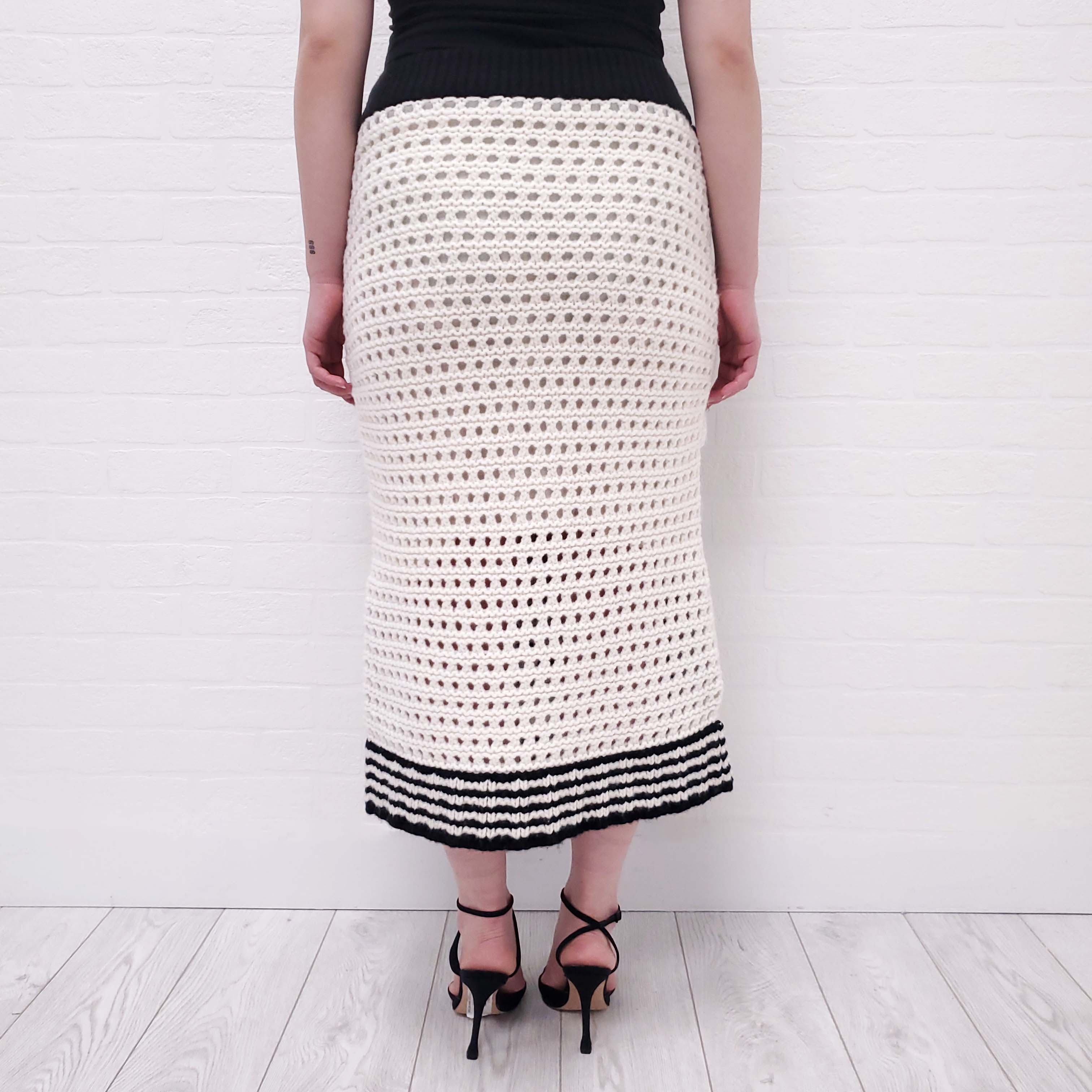BURBERRY BLACK AND WHITE CHUNKY KNIT SKIRT - SIZE L