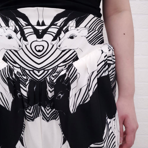 BURBERRY BLACK AND WHITE DEER PRINT PLEATED SKIRT - SIZE 4