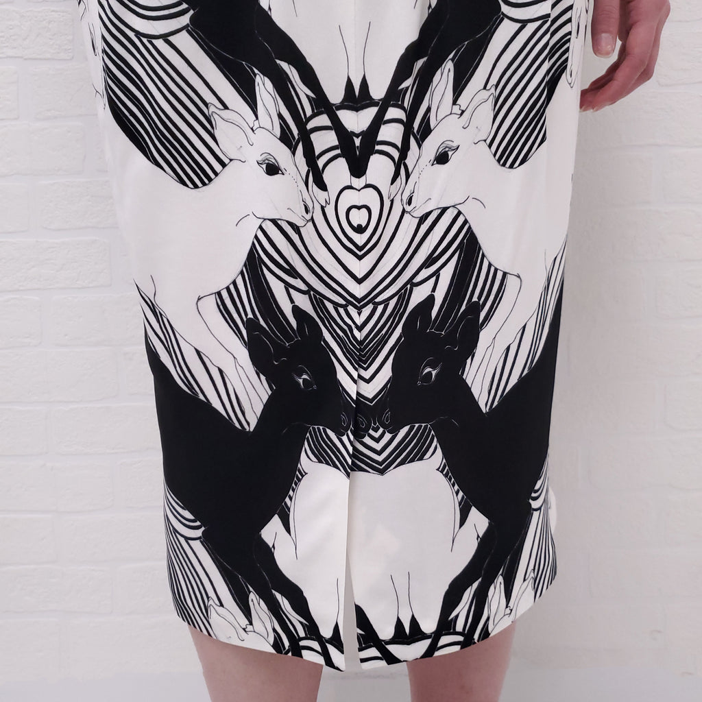 BURBERRY BLACK AND WHITE DEER PRINT PLEATED SKIRT - SIZE 4