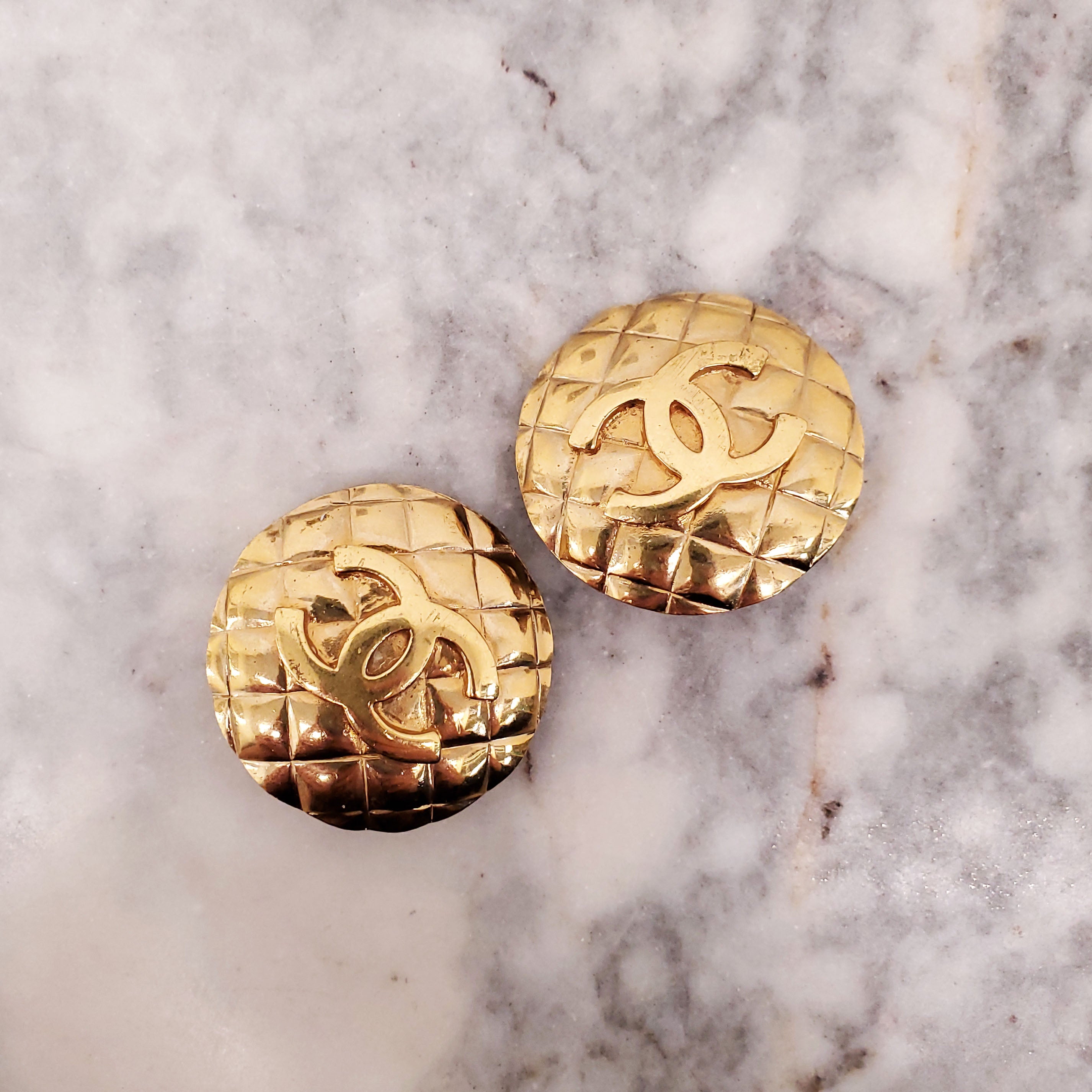 CHANEL 1986 EARRINGS IN GOLD-TONED METAL WITH QUILTED DESIGN