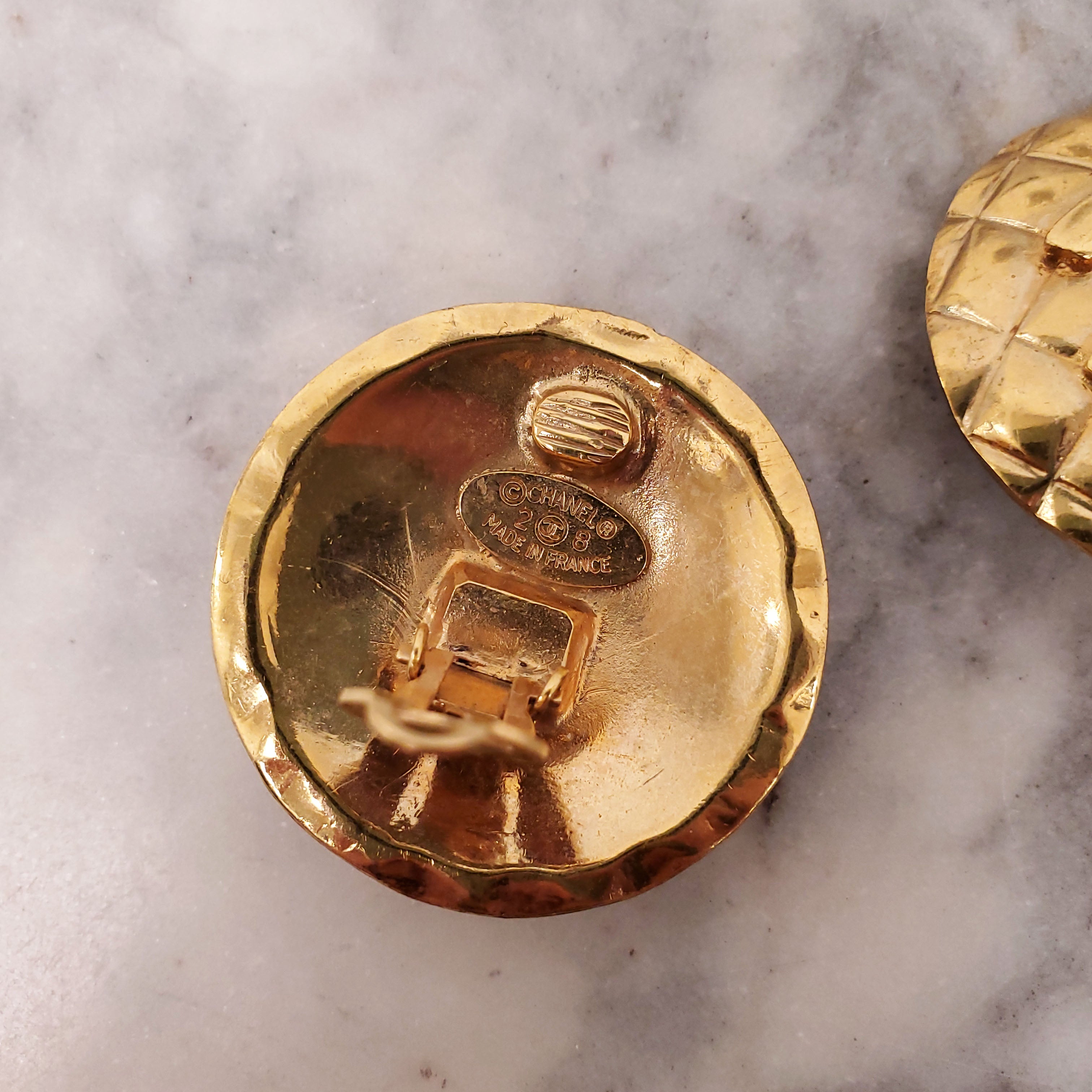 CHANEL 1986 EARRINGS IN GOLD-TONED METAL WITH QUILTED DESIGN