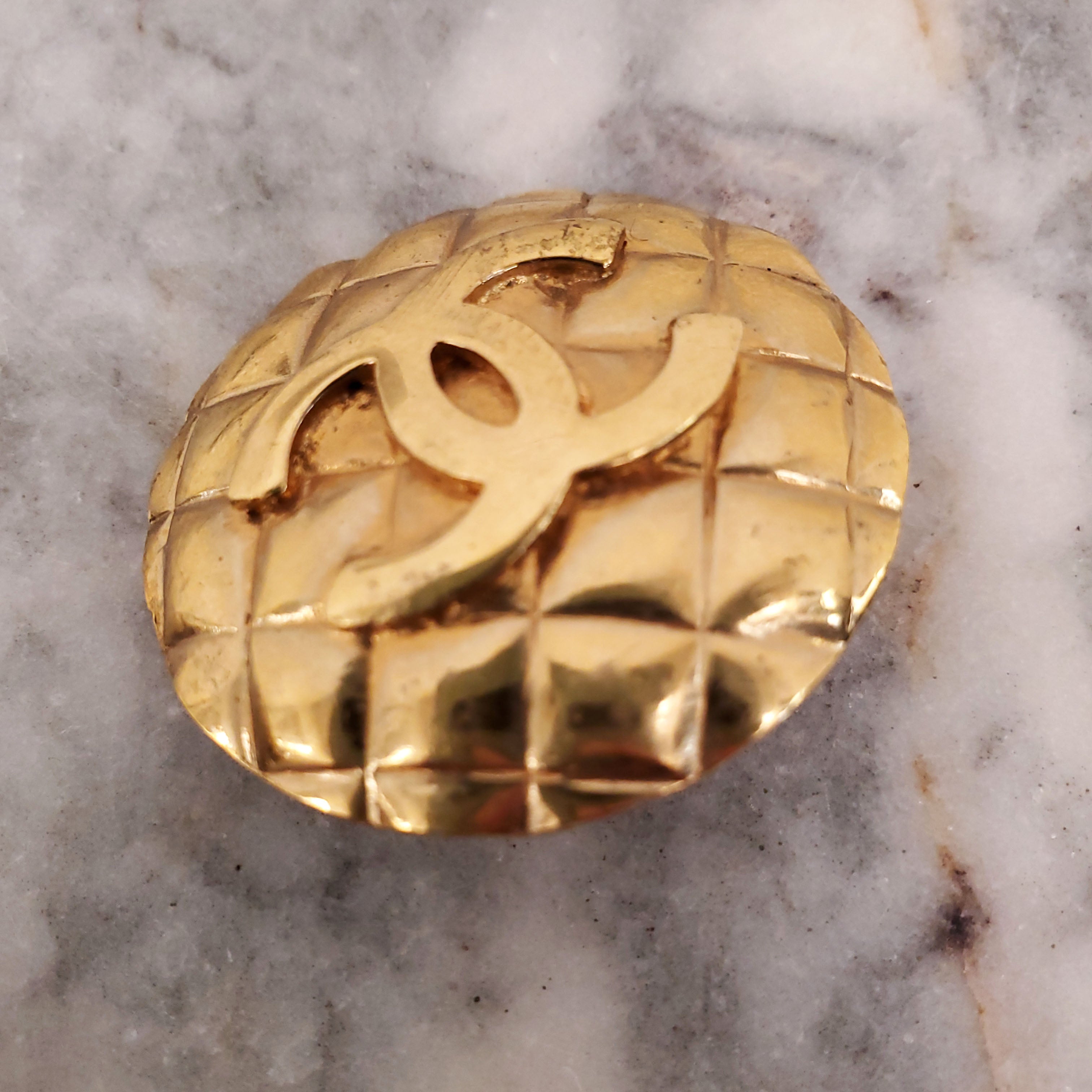 CHANEL 1986 EARRINGS IN GOLD-TONED METAL WITH QUILTED DESIGN