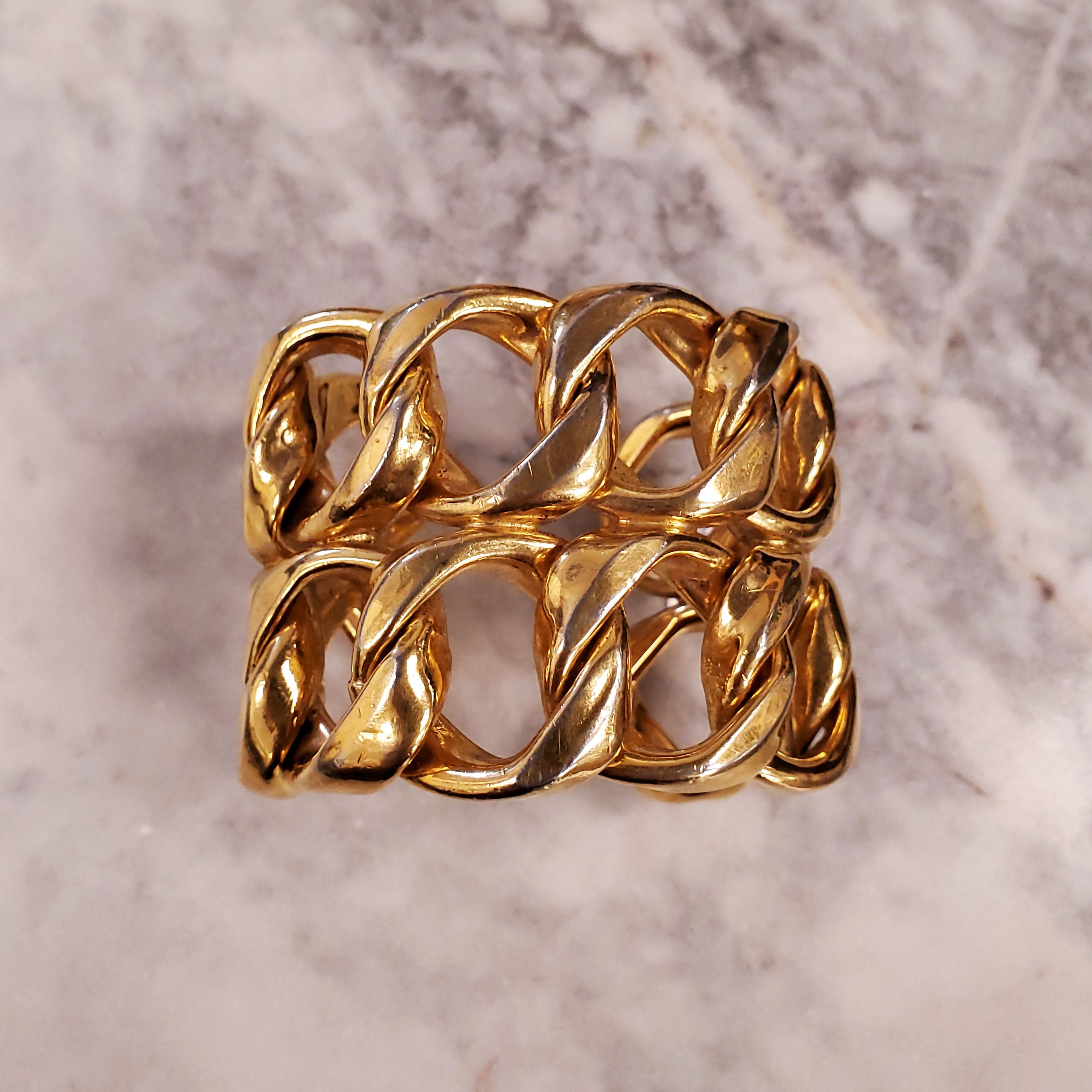 CHANEL 1986 GOLD-TONED CUFF BRACELET RESEMBLING A CHAIN
