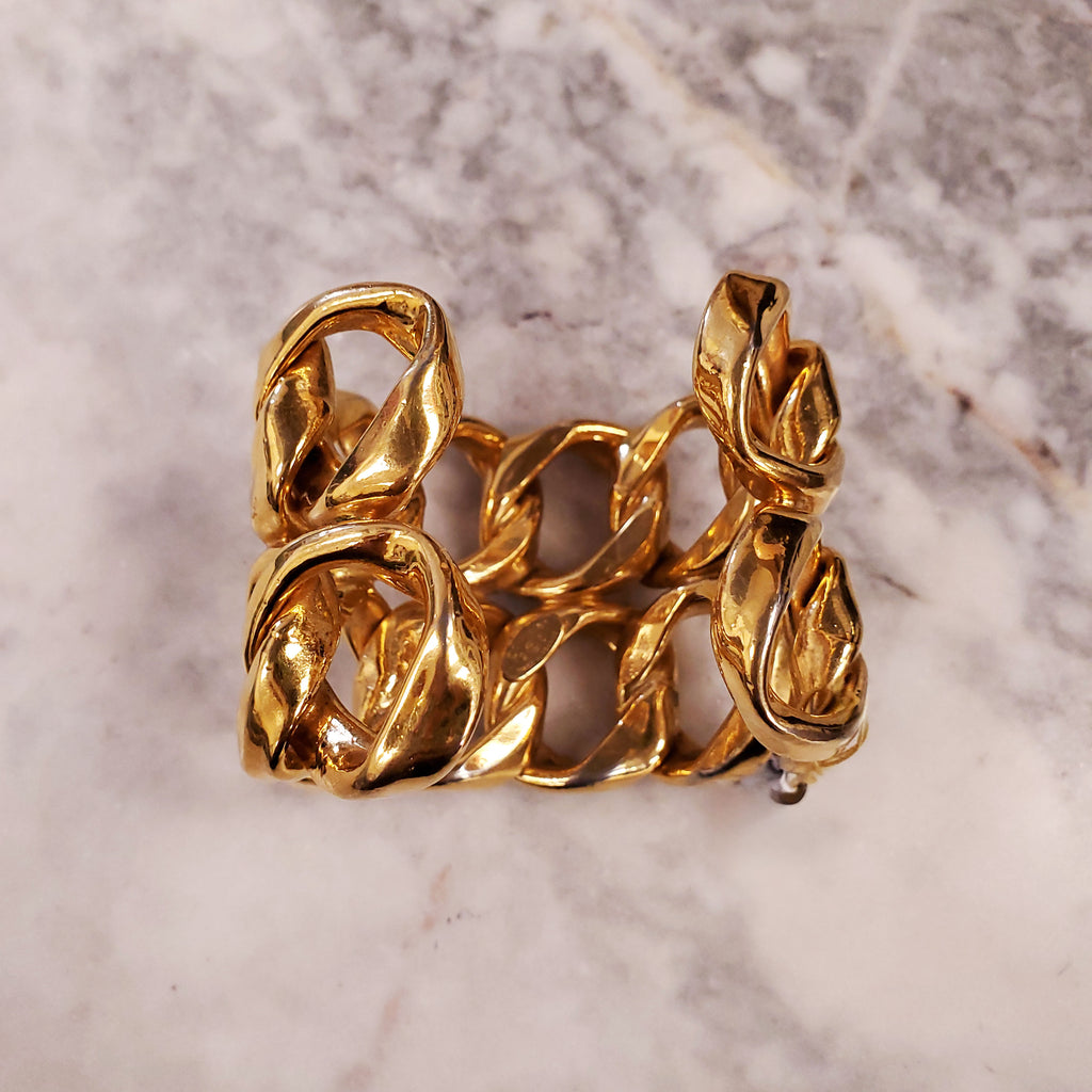 CHANEL 1986 GOLD-TONED CUFF BRACELET RESEMBLING A CHAIN