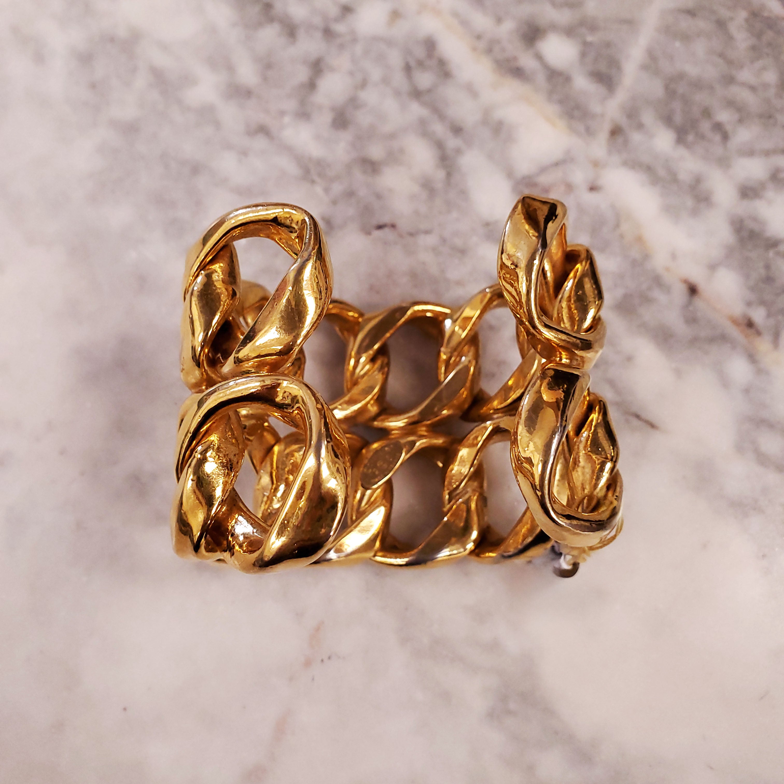 CHANEL 1986 GOLD-TONED CUFF BRACELET RESEMBLING A CHAIN