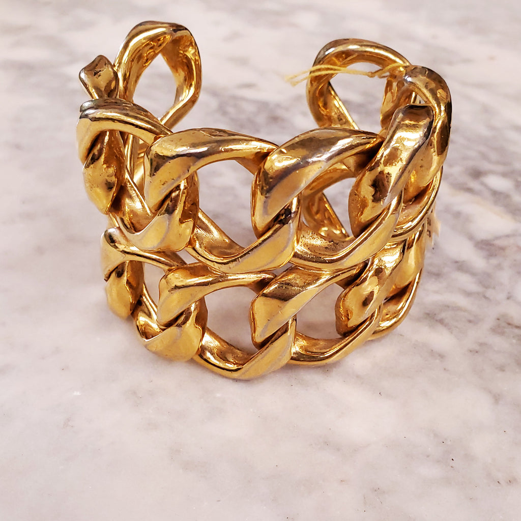 CHANEL 1986 GOLD-TONED CUFF BRACELET RESEMBLING A CHAIN