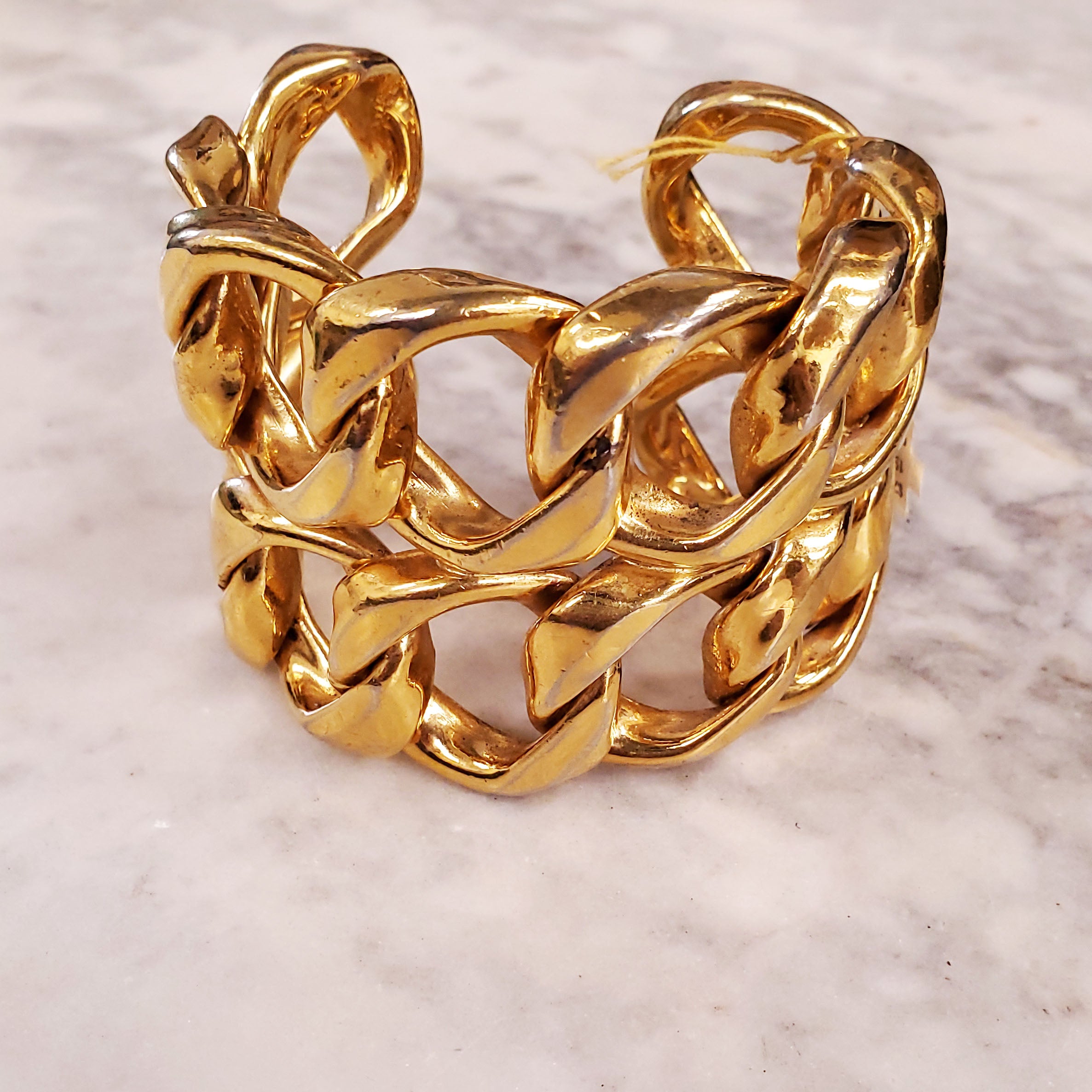 CHANEL 1986 GOLD-TONED CUFF BRACELET RESEMBLING A CHAIN