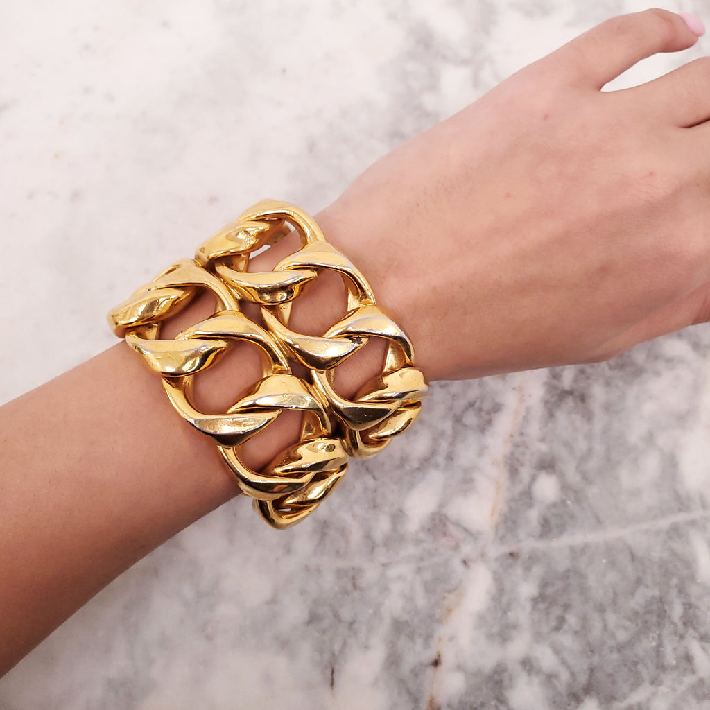 CHANEL 1986 GOLD-TONED CUFF BRACELET RESEMBLING A CHAIN