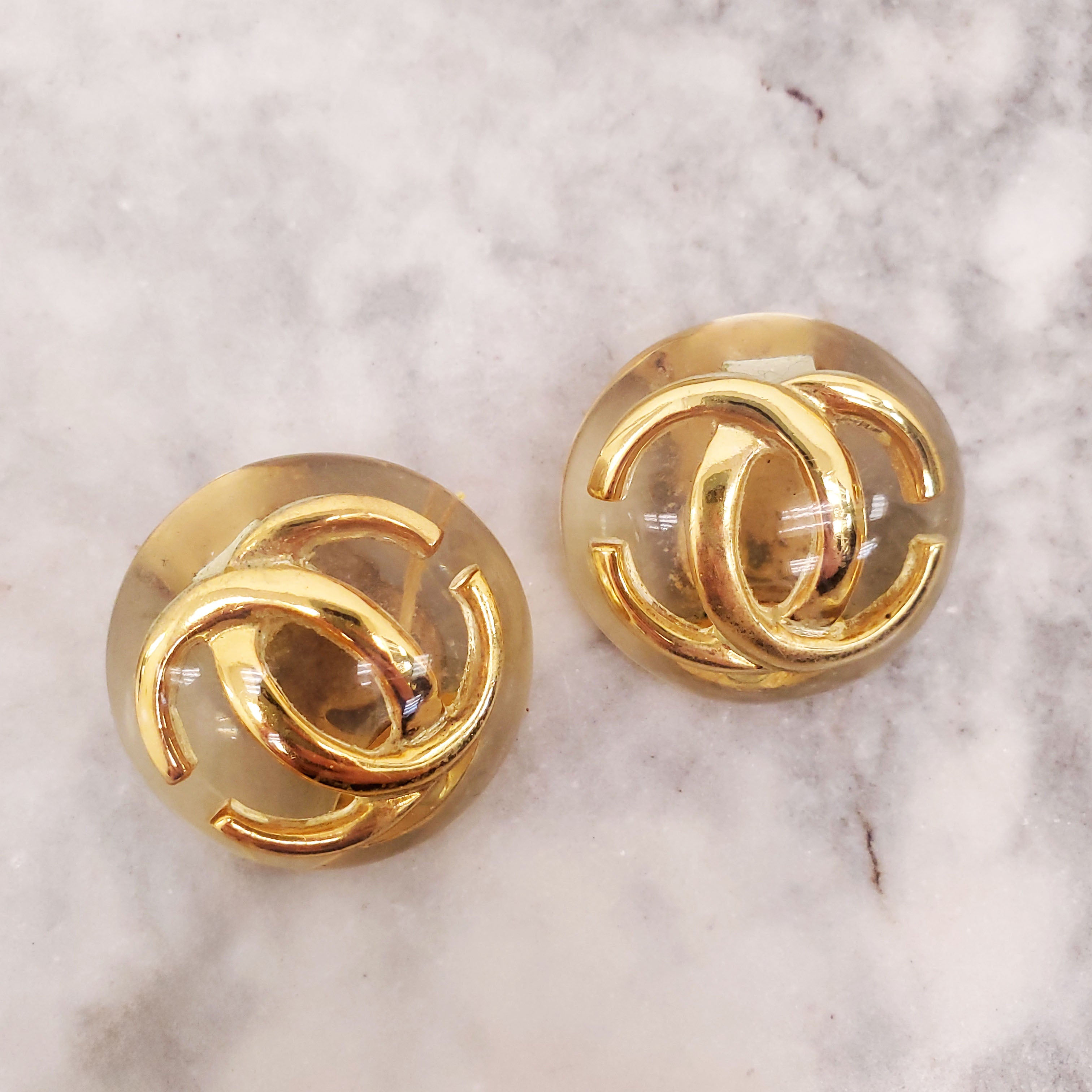 CHANEL 1987 EARRINGS WITH GOLD-TONED CC LOGO IN TRANSPARENT RESIN