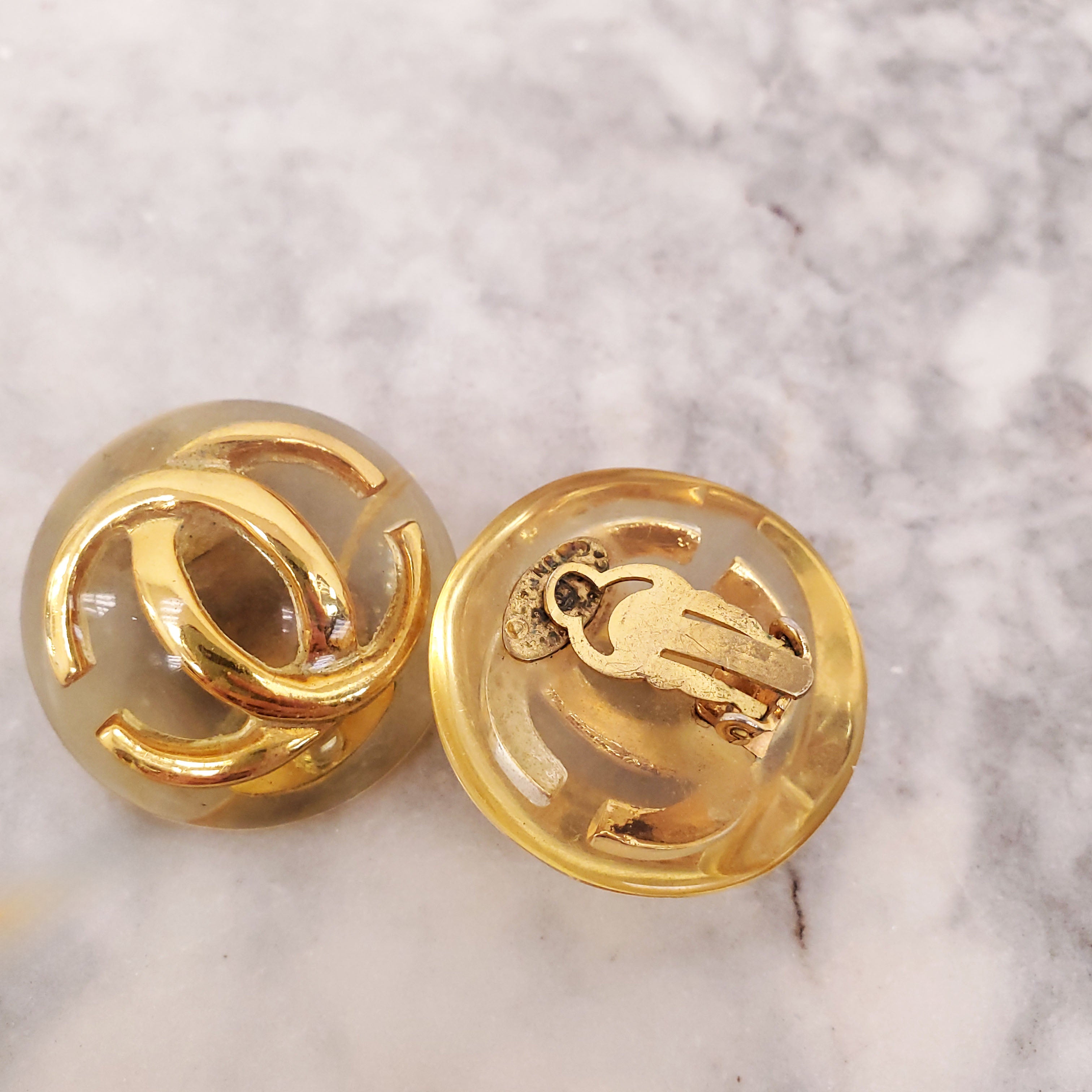 CHANEL 1987 EARRINGS WITH GOLD-TONED CC LOGO IN TRANSPARENT RESIN