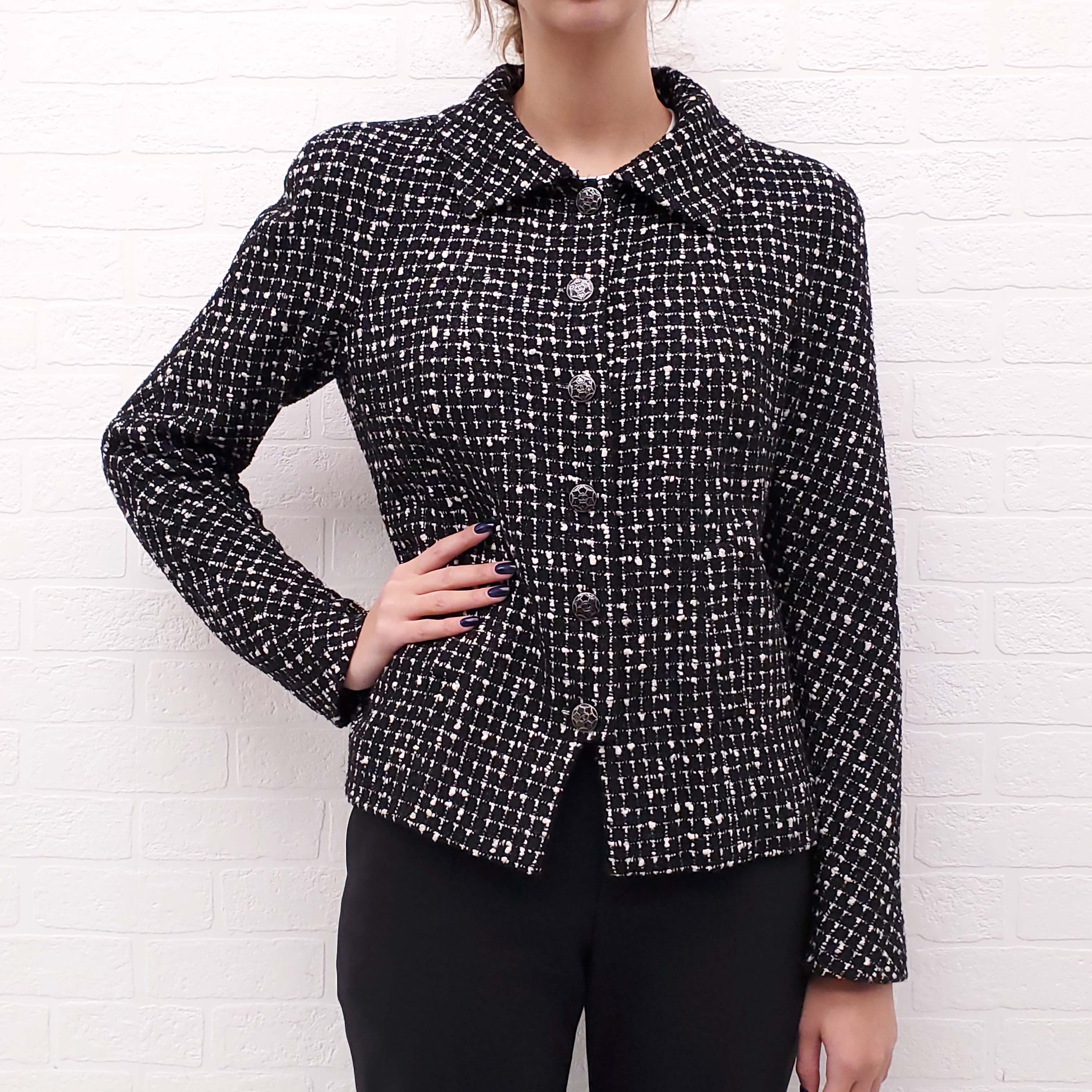 CHANEL 2010 BLACK AND WHITE TWEED JACKET WITH CASHMERE VEST AND SLEEVES - SIZE 42
