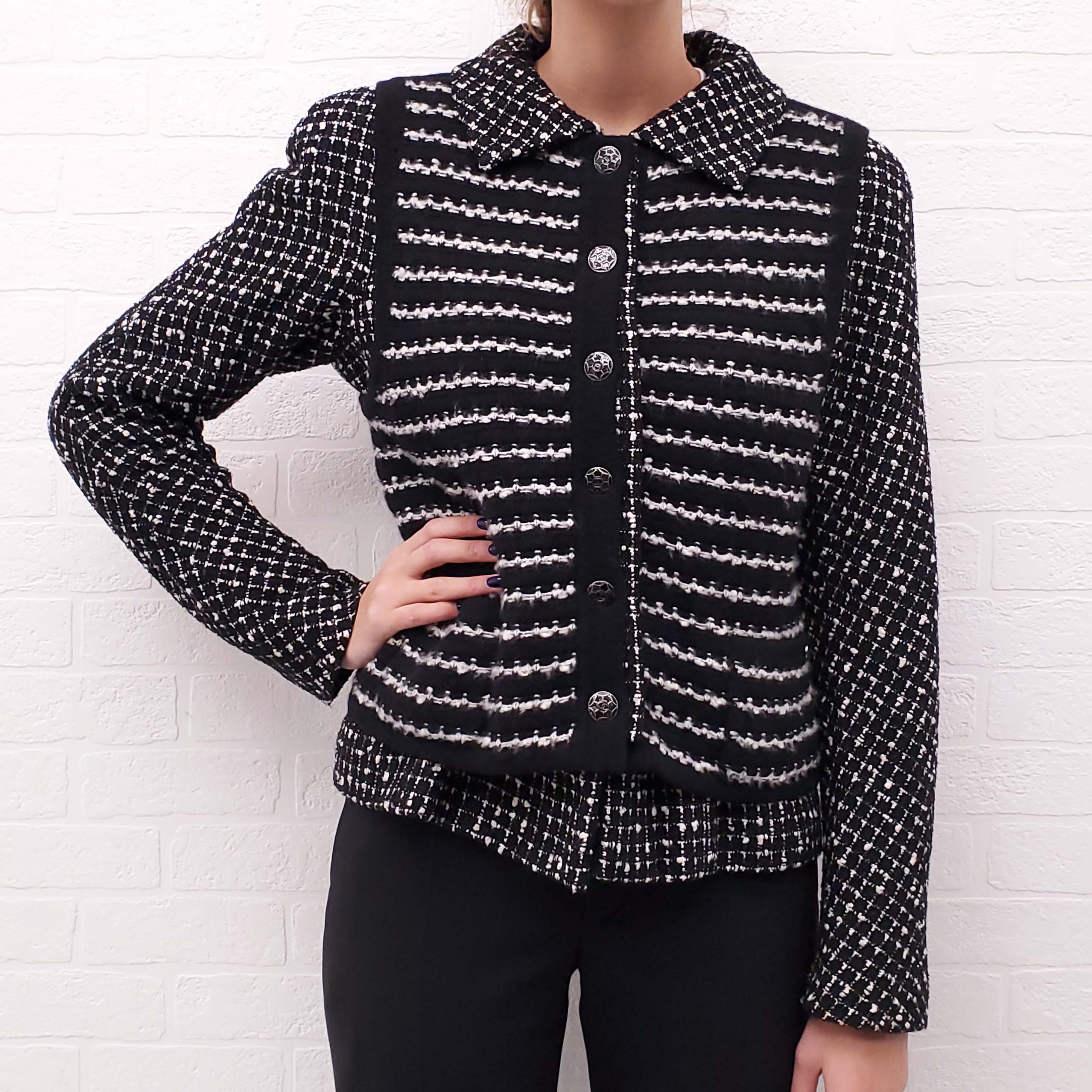 CHANEL 2010 BLACK AND WHITE TWEED JACKET WITH CASHMERE VEST AND SLEEVES - SIZE 42