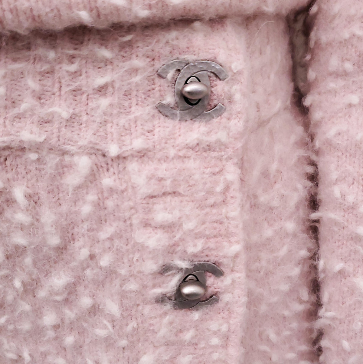 CHANEL 2021 TWO-PIECE PINK KNIT SET WITH SILVER CC LOGO DETAILS - SIZE 34
