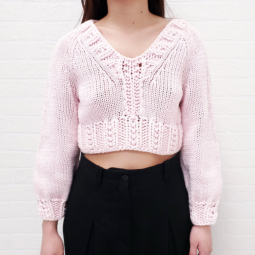 CHANEL 2022 PINK KNIT CROPPED SWEATER WITH LOGO BUTTONS - SIZE 34