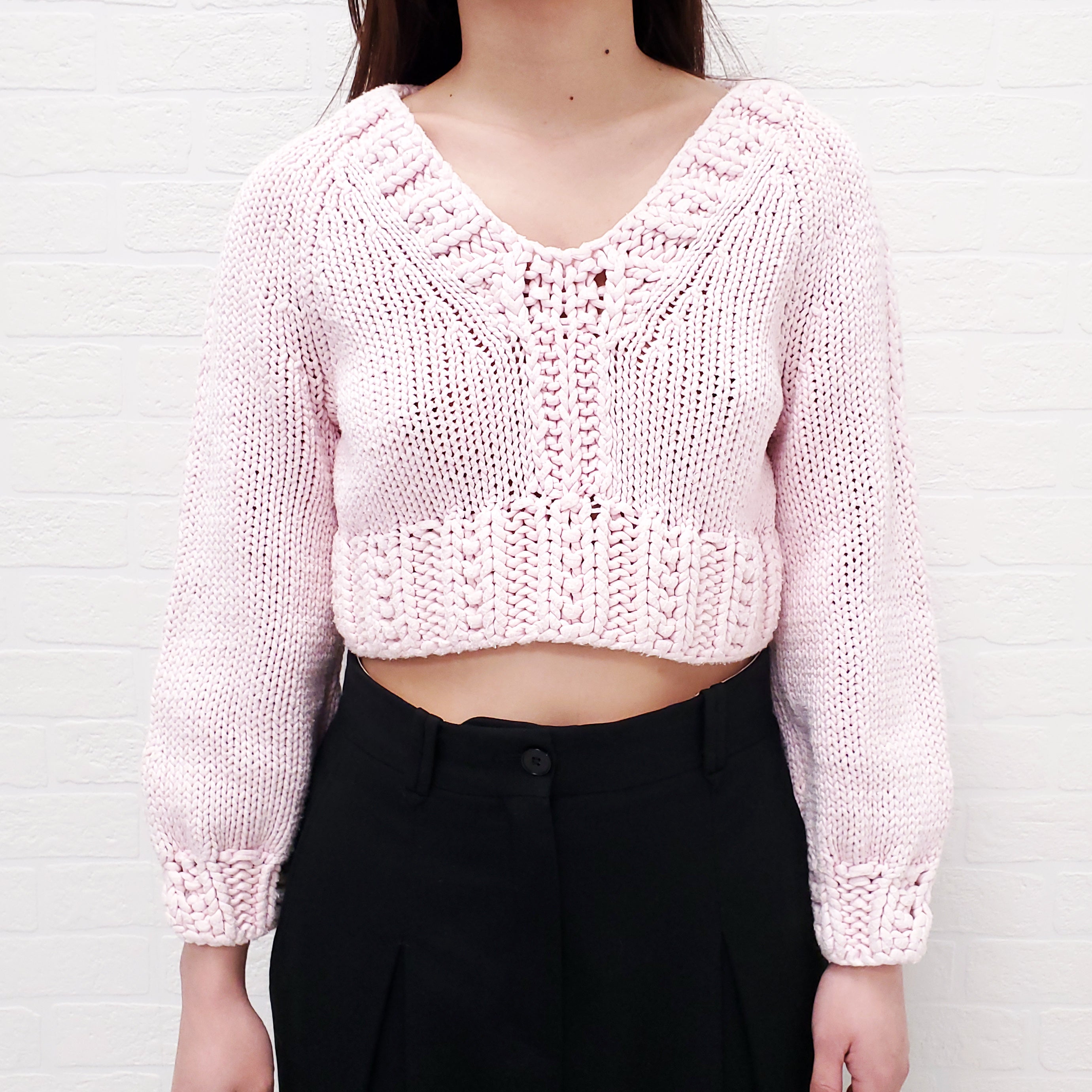 CHANEL 2022 PINK KNIT CROPPED SWEATER WITH LOGO BUTTONS - SIZE 34