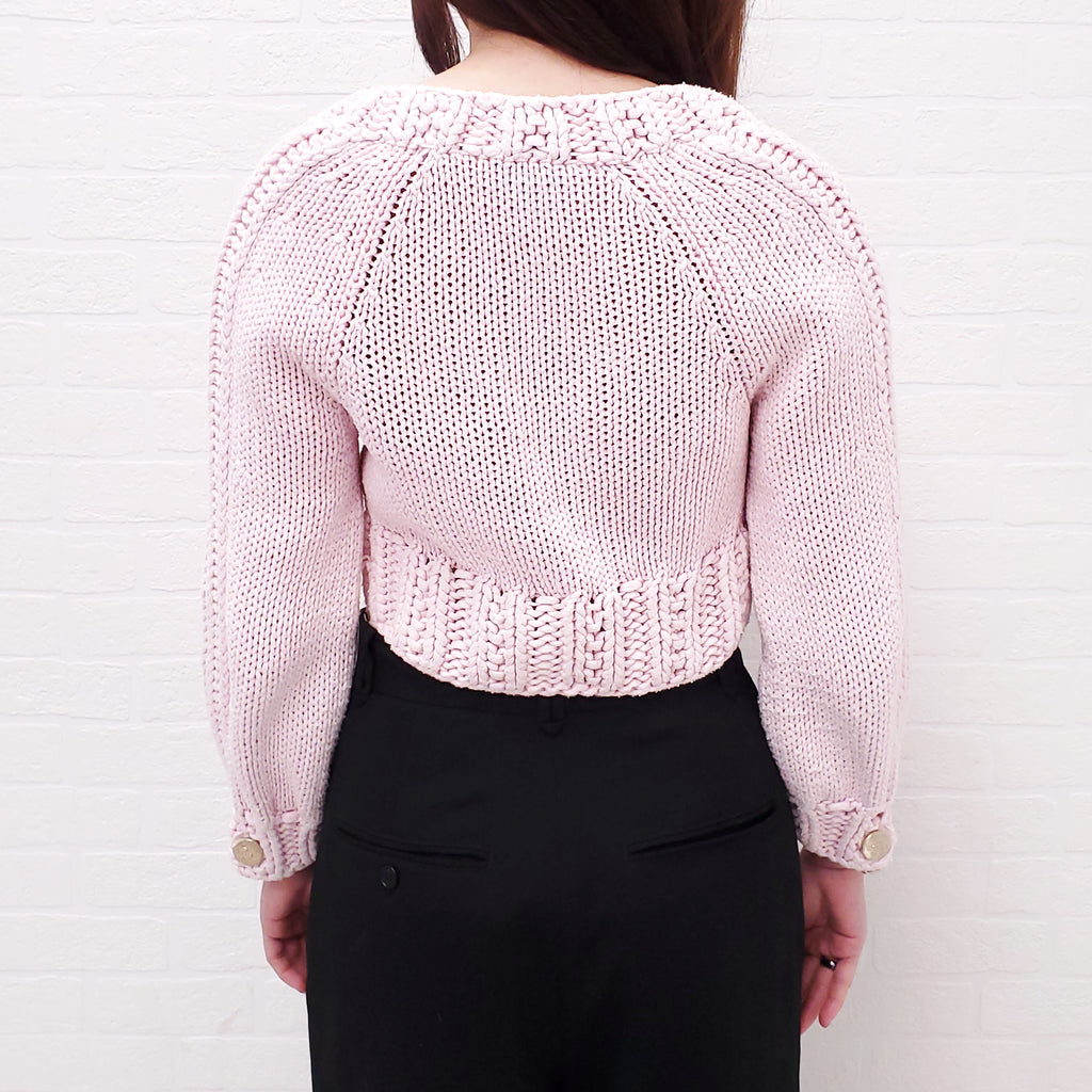 CHANEL 2022 PINK KNIT CROPPED SWEATER WITH LOGO BUTTONS - SIZE 34