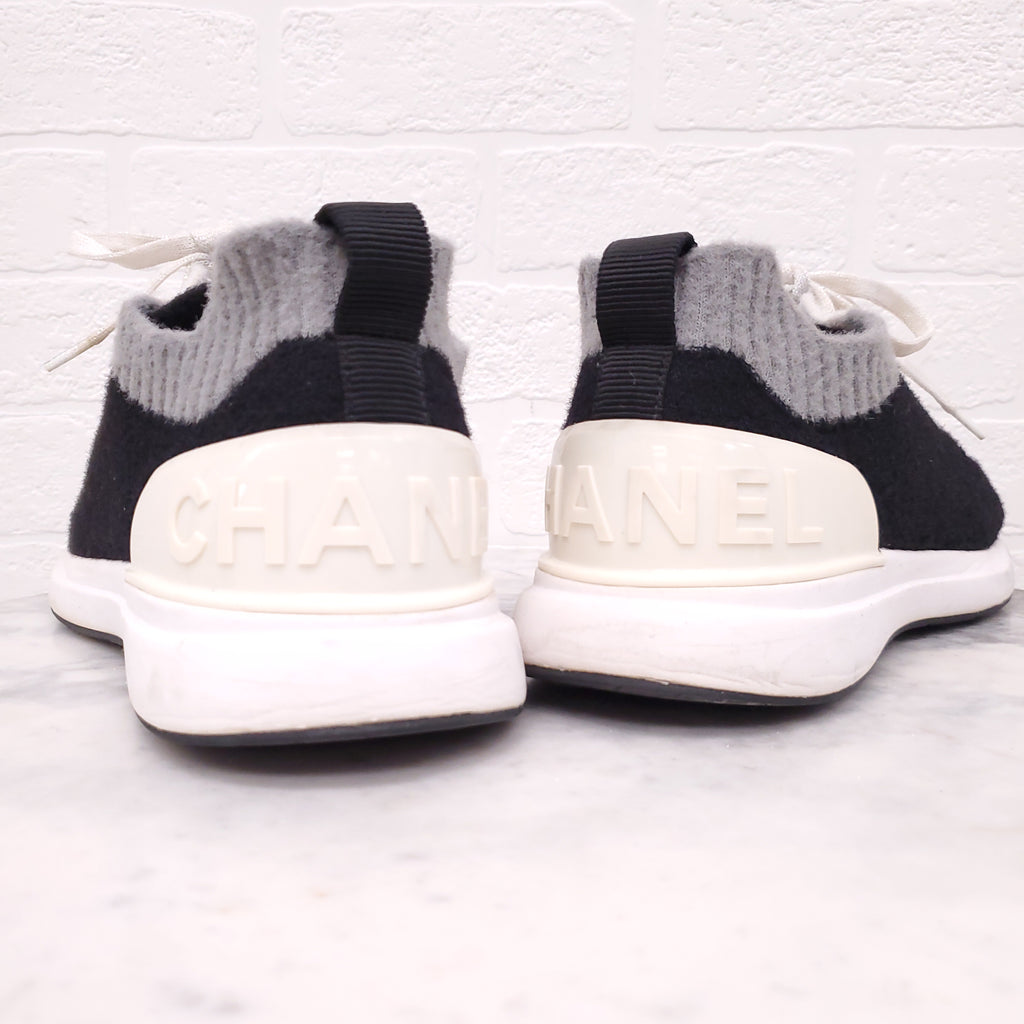 CHANEL BLACK AND CREAM KNIT LOGO SNEAKERS - SIZE 43