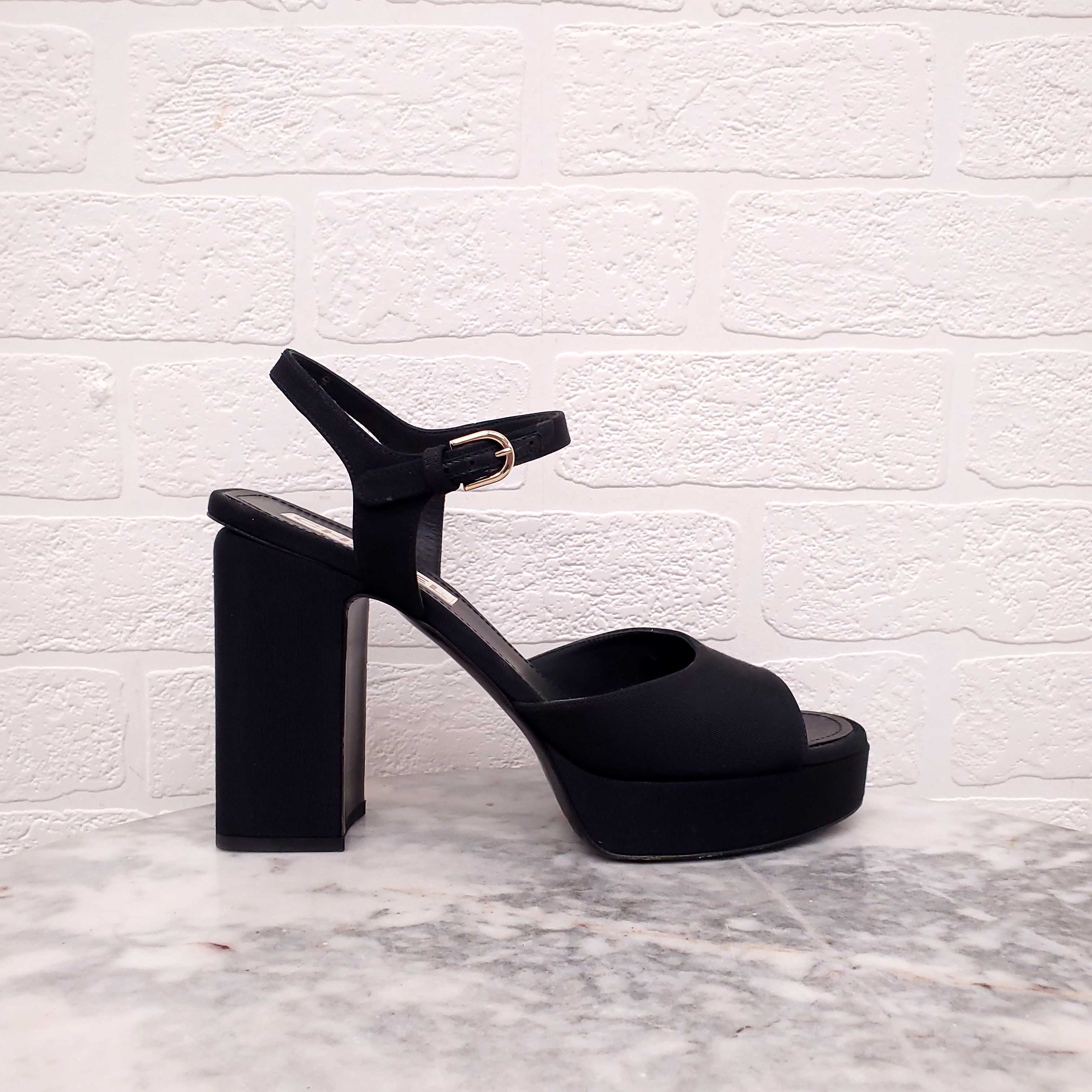 CHANEL BLACK BLOCK HEELS WITH GOLD LOGO DETAIL - SIZE 40