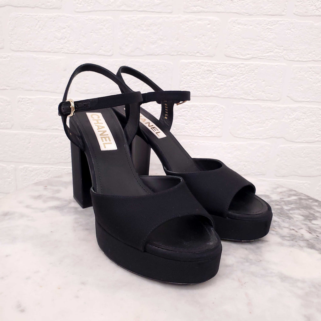 CHANEL BLACK BLOCK HEELS WITH GOLD LOGO DETAIL - SIZE 40