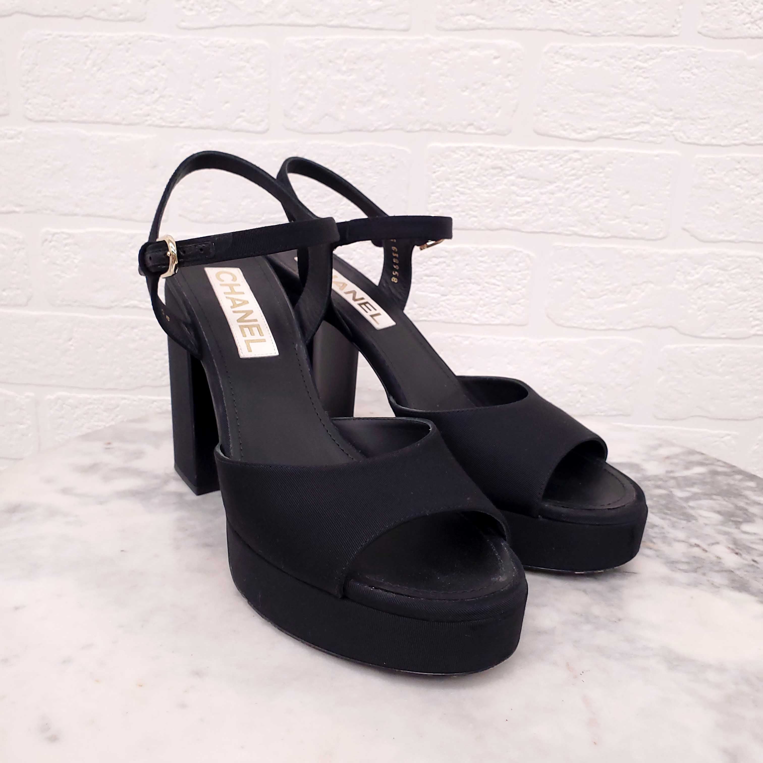 CHANEL BLACK BLOCK HEELS WITH GOLD LOGO DETAIL - SIZE 40