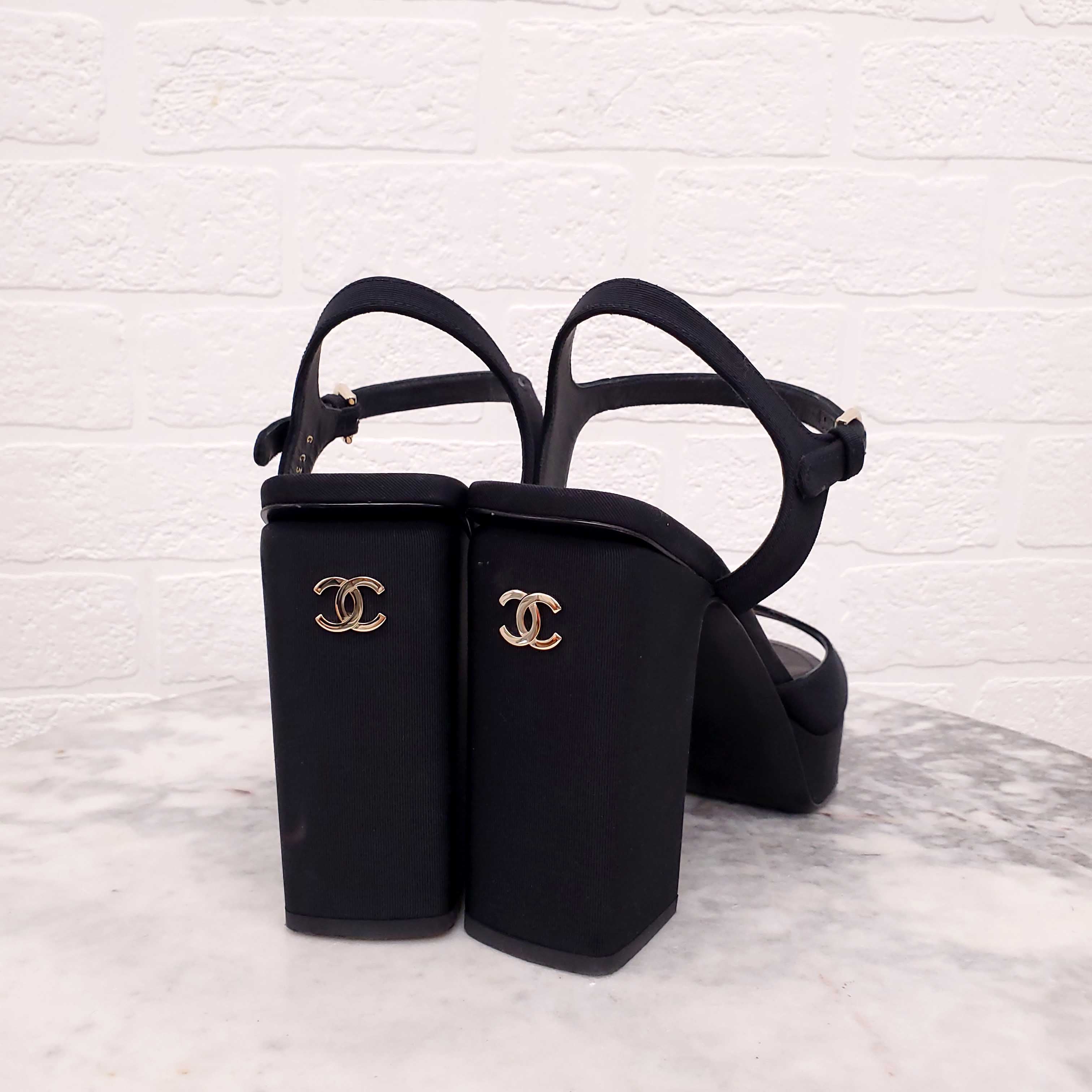 CHANEL BLACK BLOCK HEELS WITH GOLD LOGO DETAIL - SIZE 40