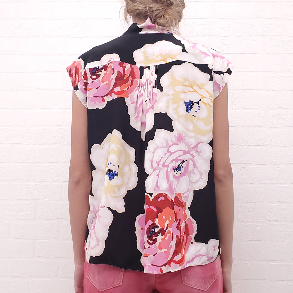 CHANEL BLACK FLORAL SILK SLEEVELESS BLOUSE WITH LOGO BUTTONS - SIZE 42