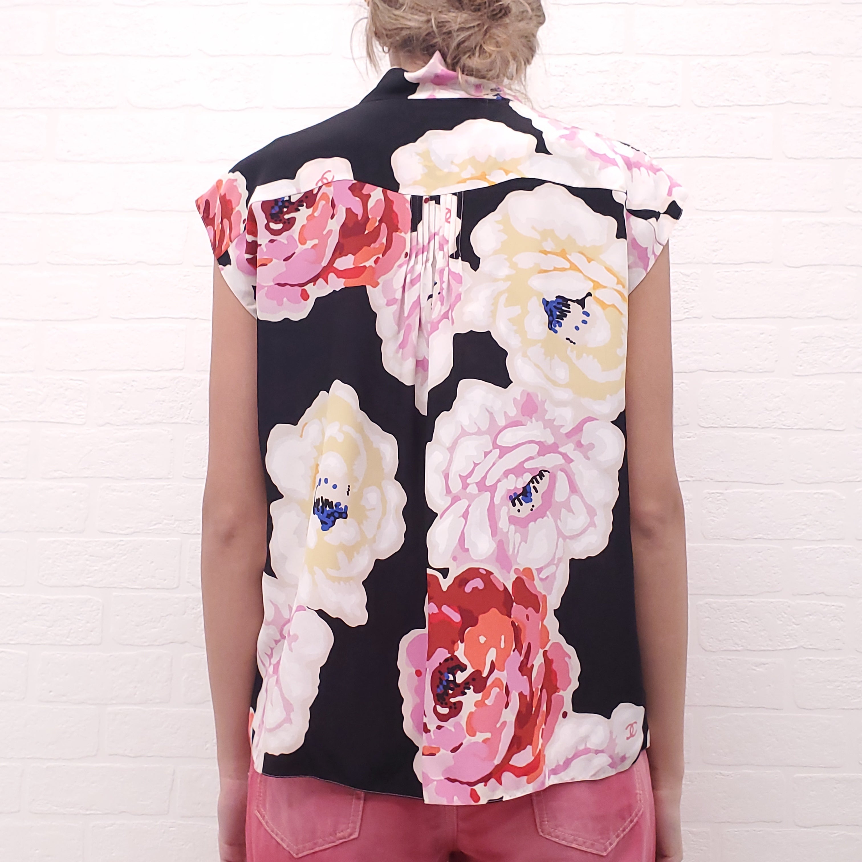 CHANEL BLACK FLORAL SILK SLEEVELESS BLOUSE WITH LOGO BUTTONS - SIZE 42
