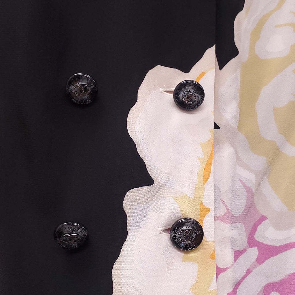 CHANEL BLACK FLORAL SILK SLEEVELESS BLOUSE WITH LOGO BUTTONS - SIZE 42