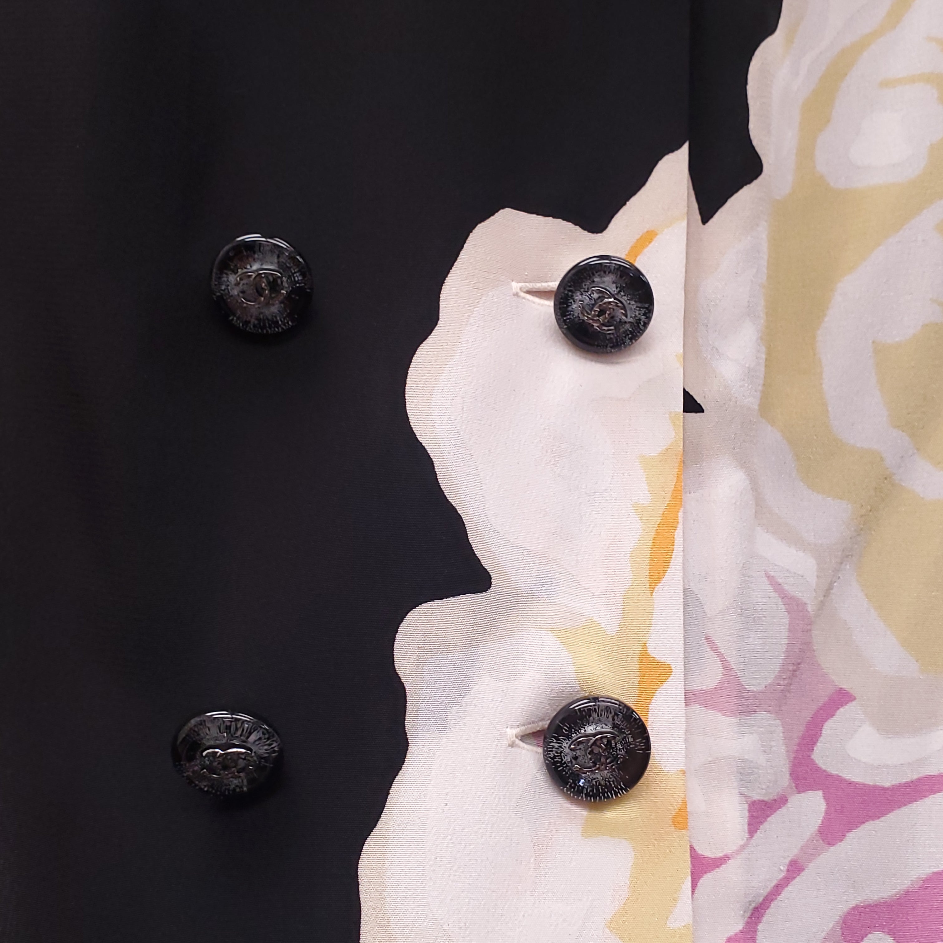 CHANEL BLACK FLORAL SILK SLEEVELESS BLOUSE WITH LOGO BUTTONS - SIZE 42