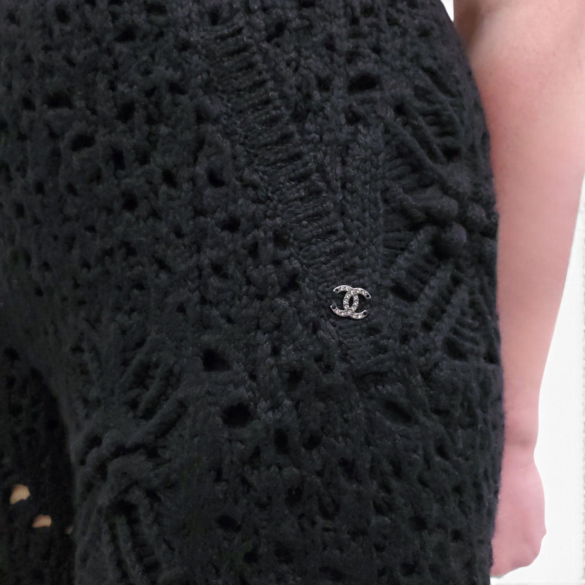 CHANEL BLACK KNIT SYNCHED ANKLE TROUSERS - SIZE 36