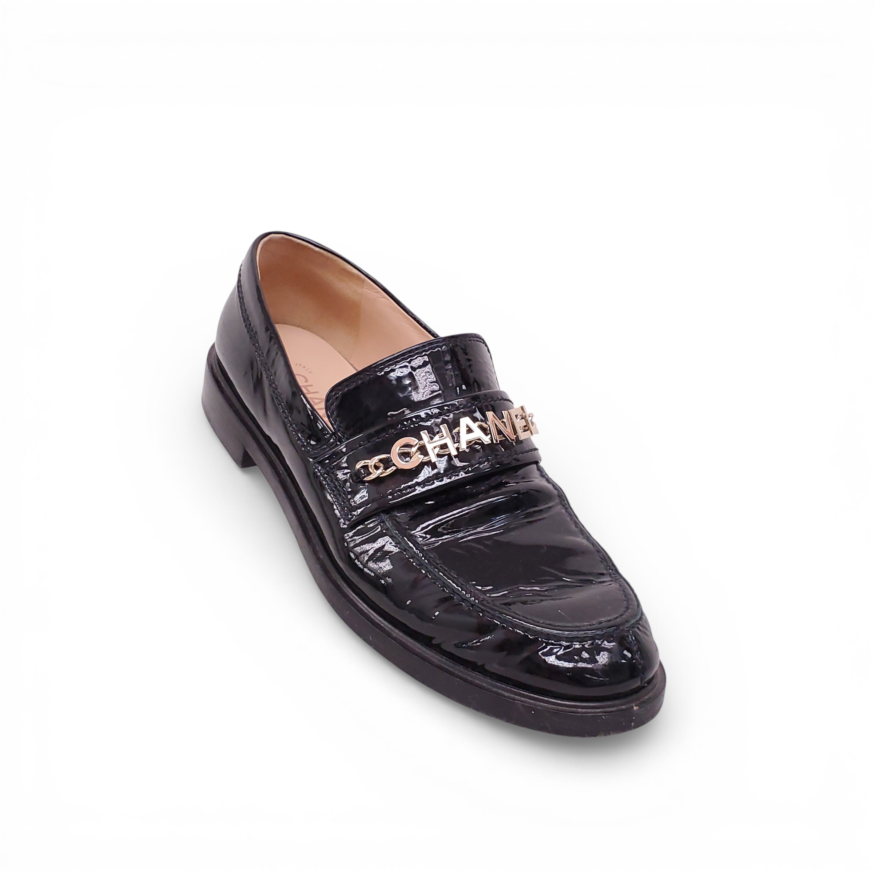 CHANEL BLACK PATENT CHAIN LOGO LOAFERS - SIZE 40C