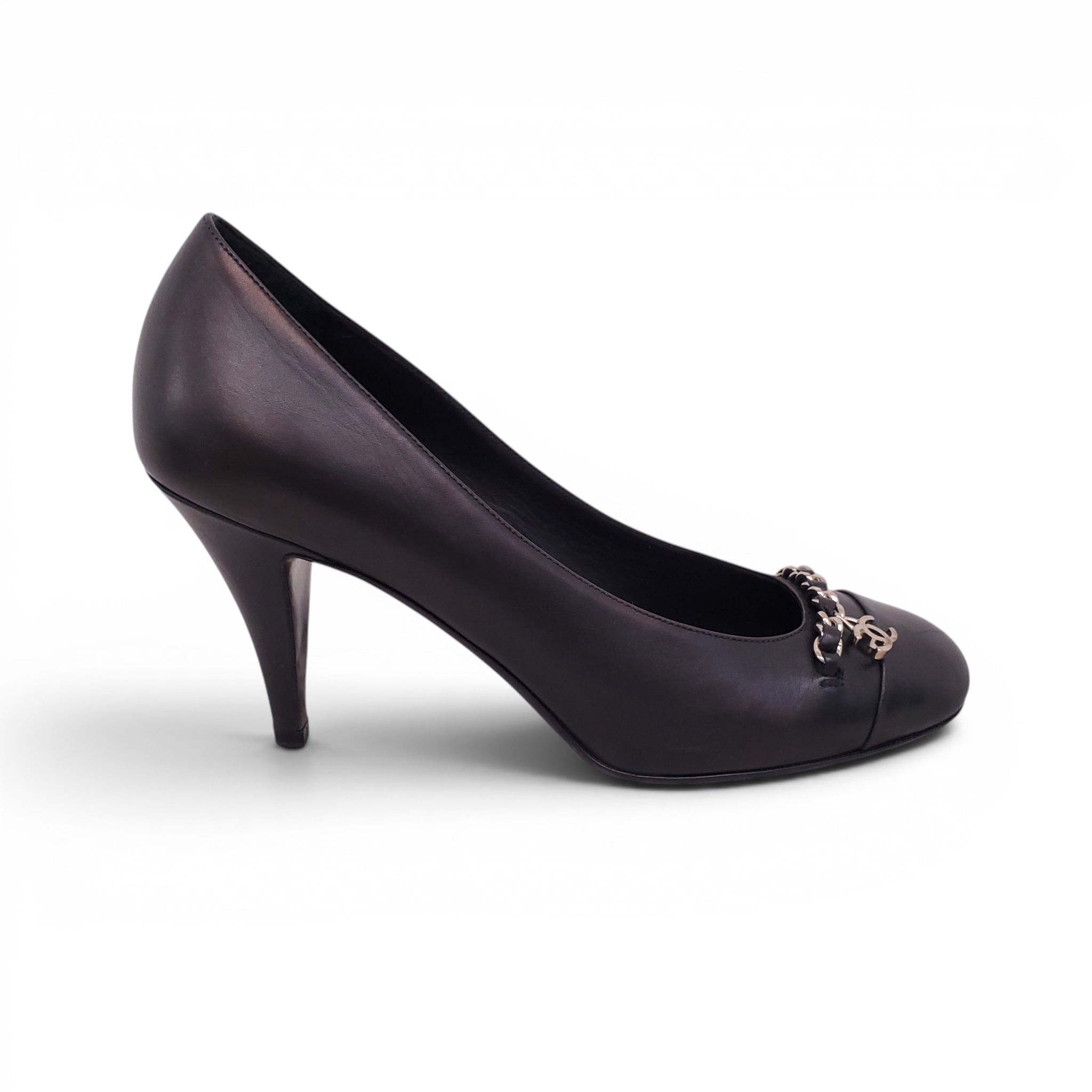CHANEL BLACK PUMPS WITH LOGO CHAIN DETAIL - SIZE 38