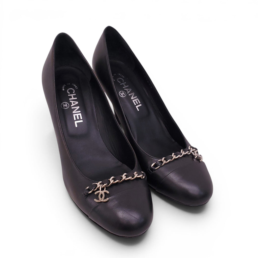 CHANEL BLACK PUMPS WITH LOGO CHAIN DETAIL - SIZE 38