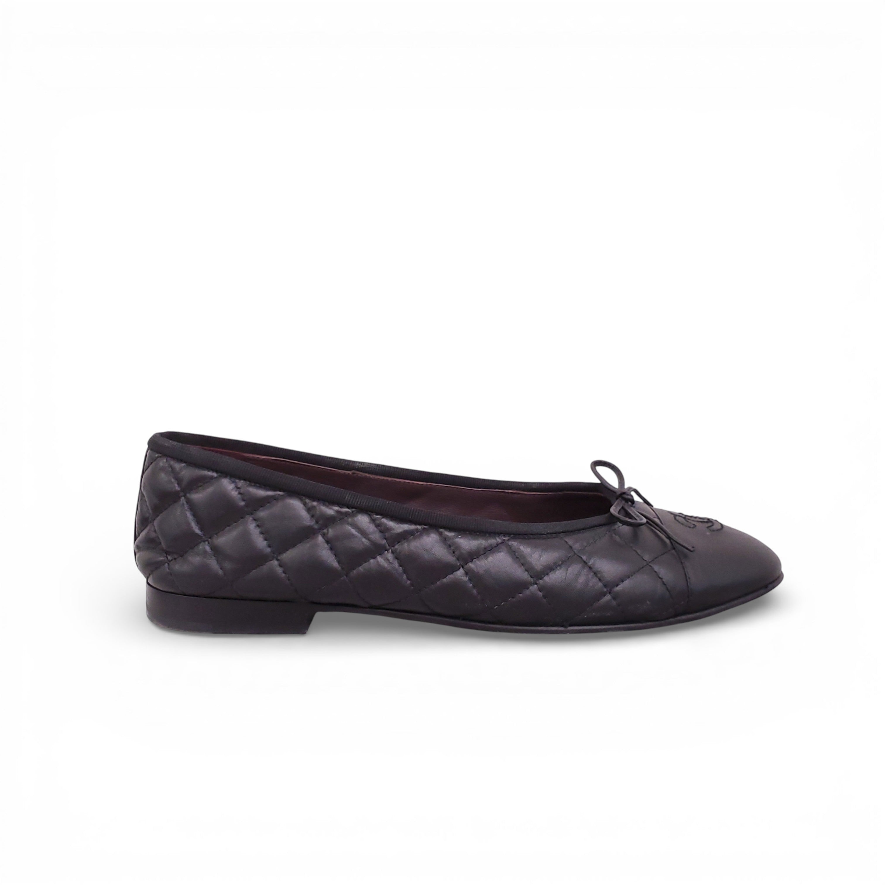CHANEL BLACK QUILTED BALLET FLATS WITH LOGO CAP TOE - SIZE 39.5C