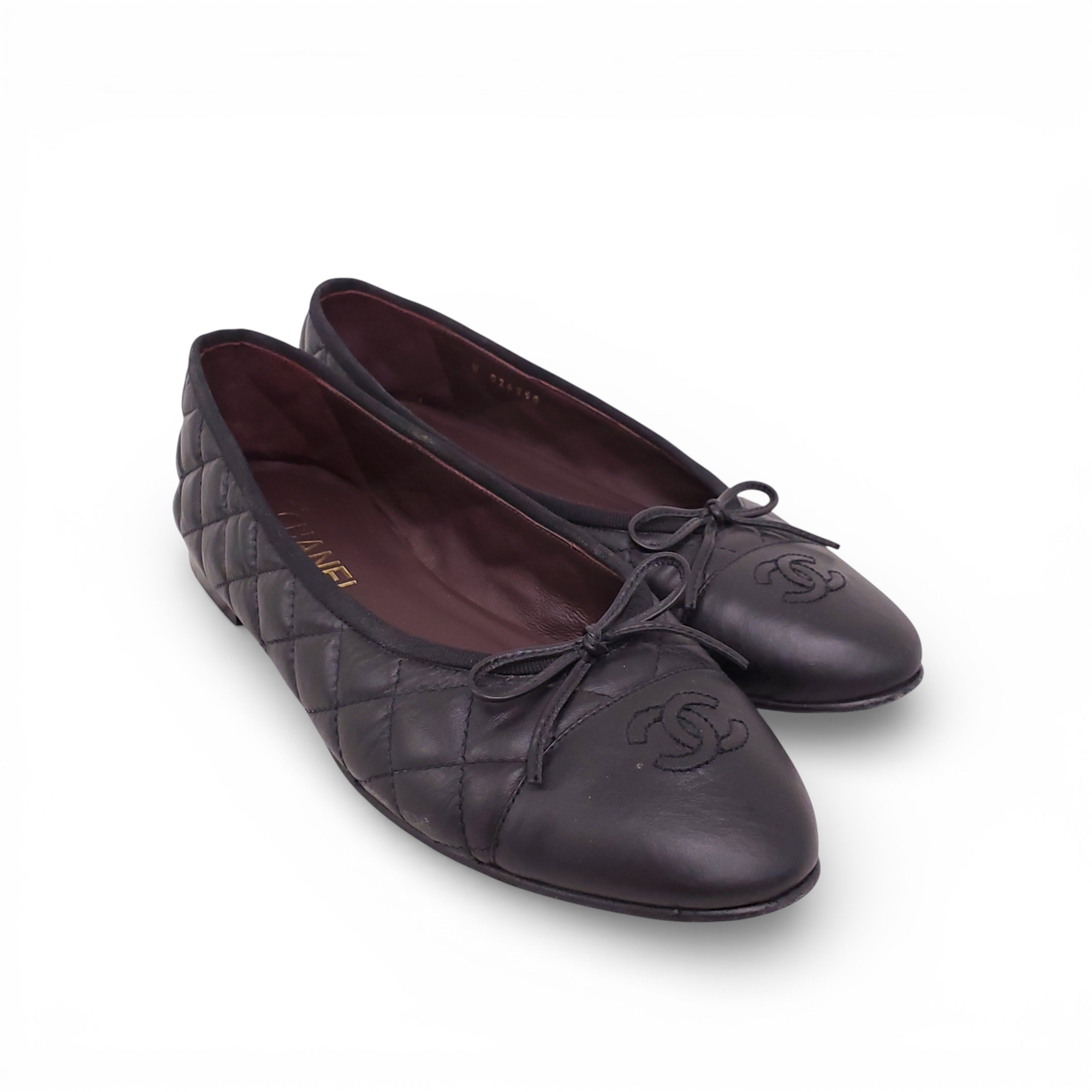 CHANEL BLACK QUILTED BALLET FLATS WITH LOGO CAP TOE - SIZE 39.5C
