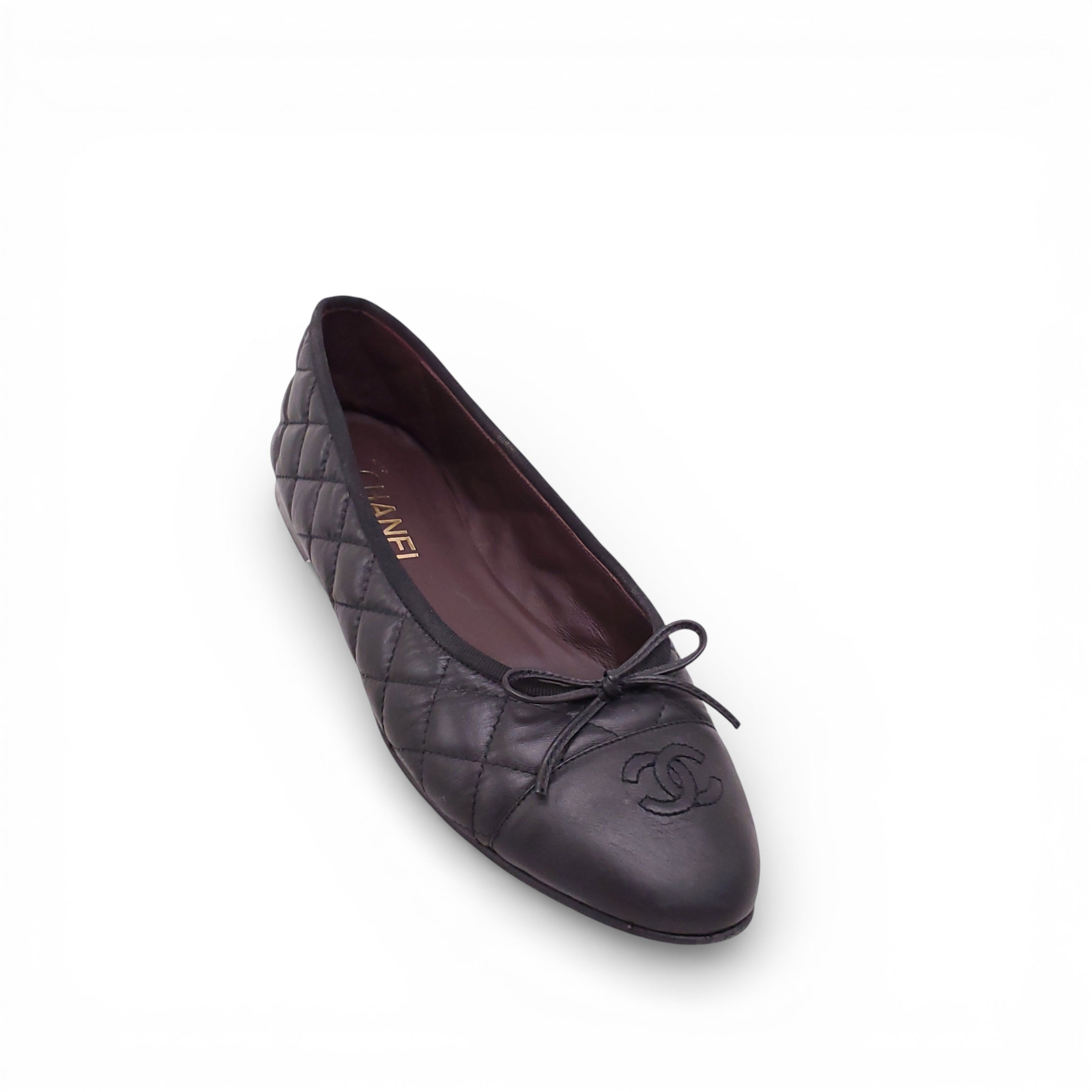 CHANEL BLACK QUILTED BALLET FLATS WITH LOGO CAP TOE - SIZE 39.5C