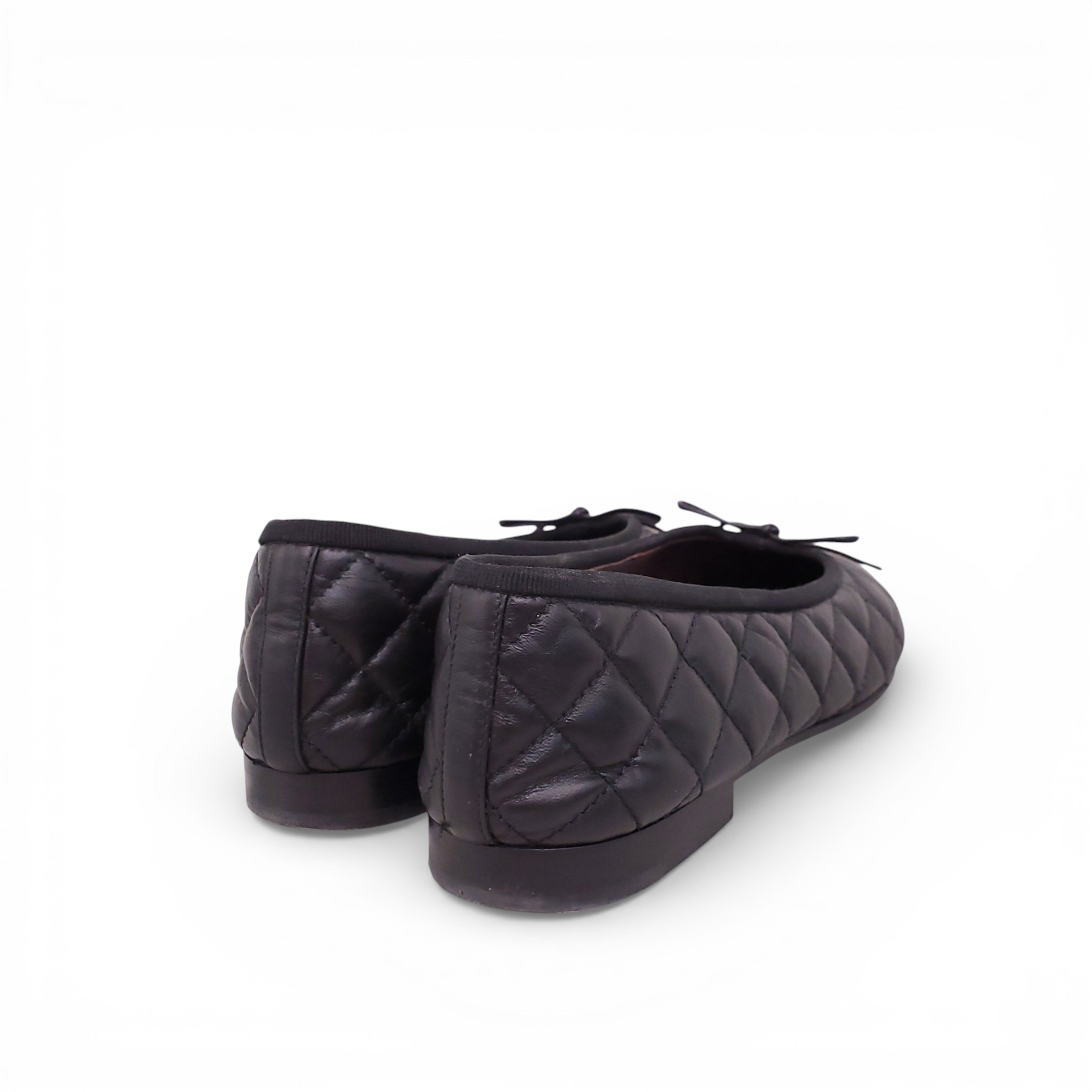 CHANEL BLACK QUILTED BALLET FLATS WITH LOGO CAP TOE - SIZE 39.5C