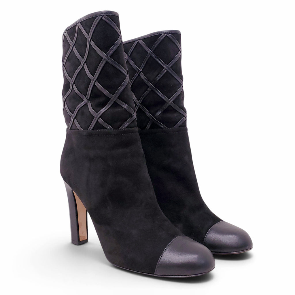 CHANEL BLACK SUEDE QUILTED CC DETAILED HEELED BOOTIES - SIZE 39