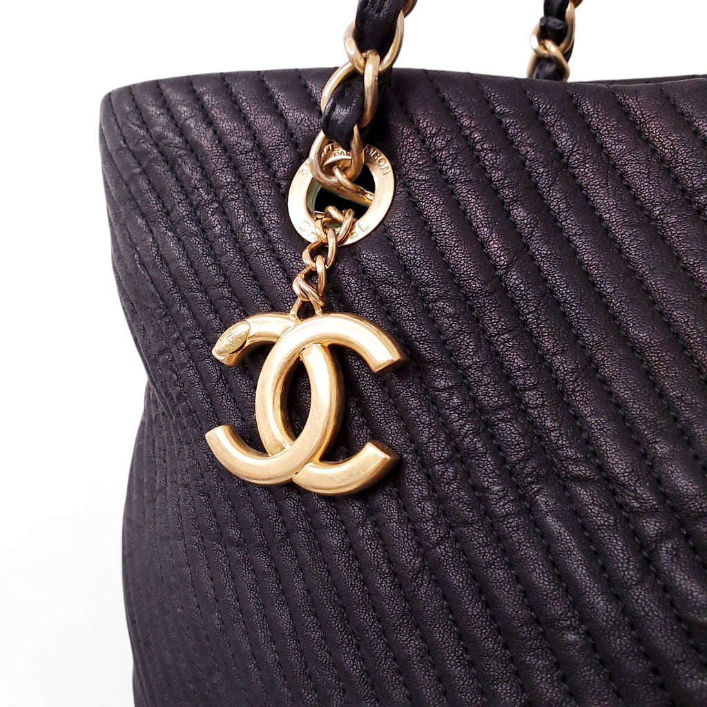 CHANEL BLACK SURPIQUE CHEVRON TOTE