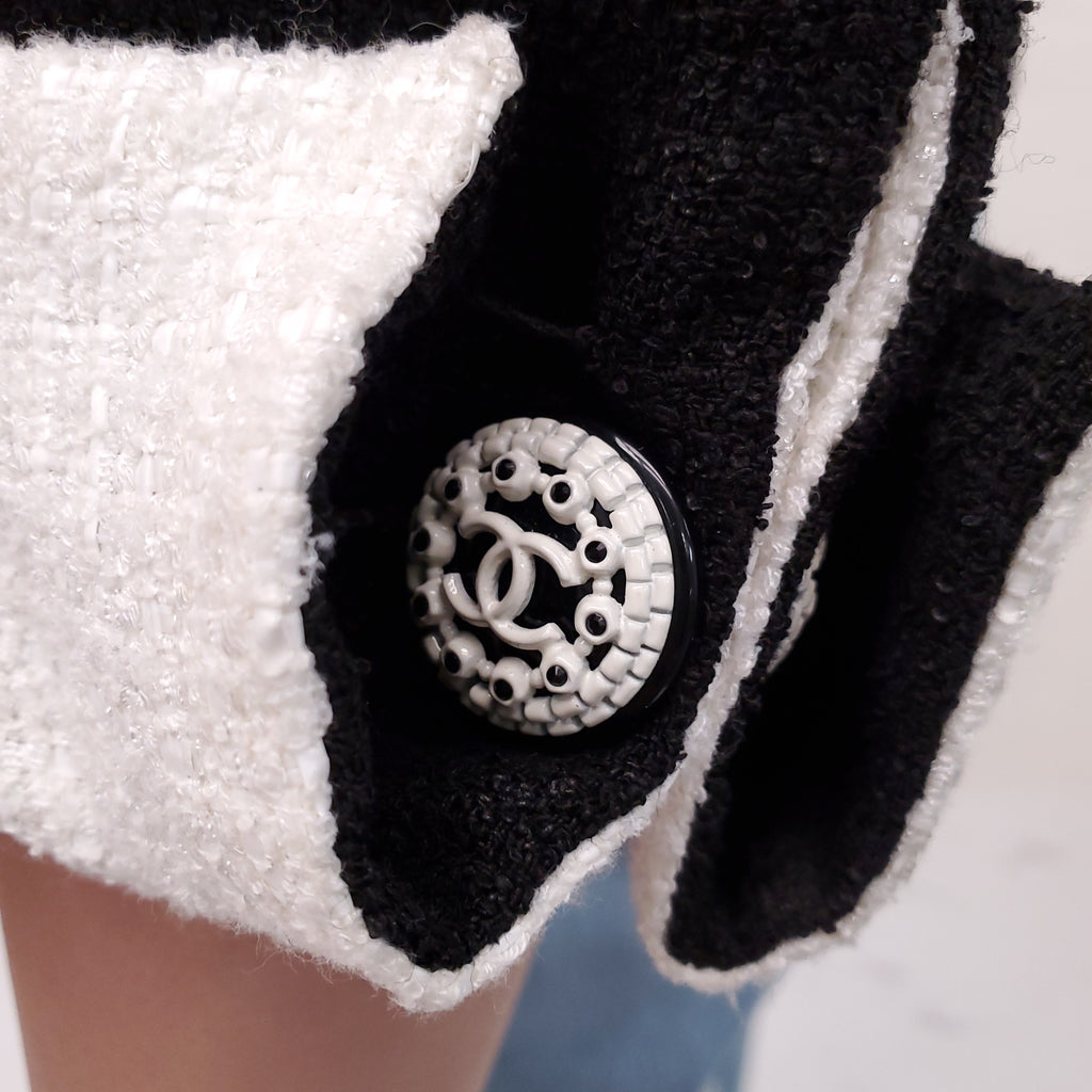 CHANEL BLACK TWEED JACKET WITH CREAM COLLAR - SIZE 38