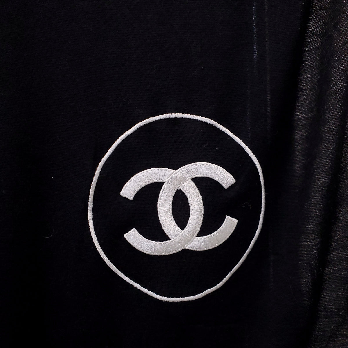 CHANEL CASHMERE BLACK AND CREAM LOGO SHAWL