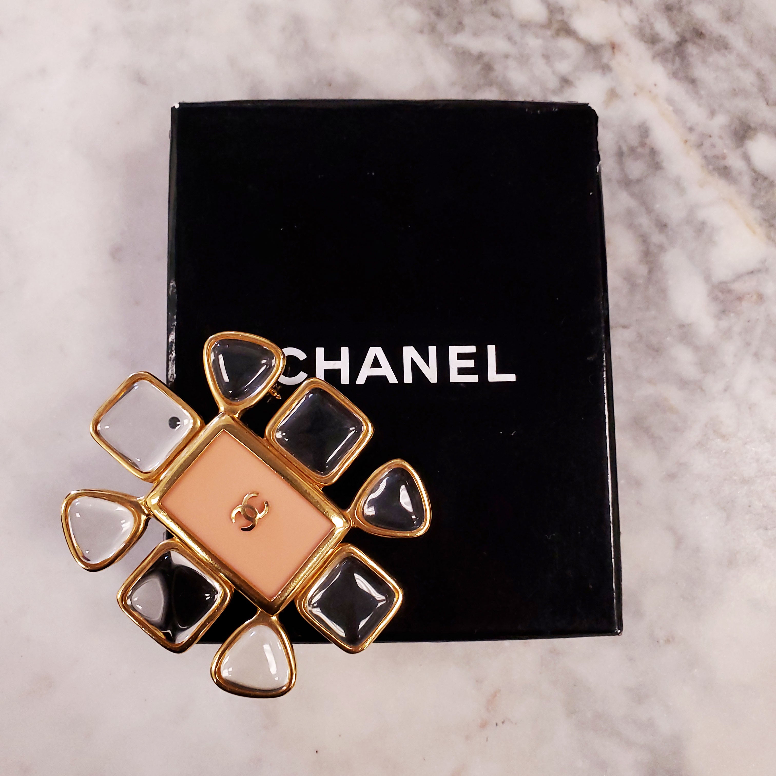 CHANEL CLEAR GLASS GRIPOIX STONES AND FLAT PINK CENTER PIN WITH GOLD CC
