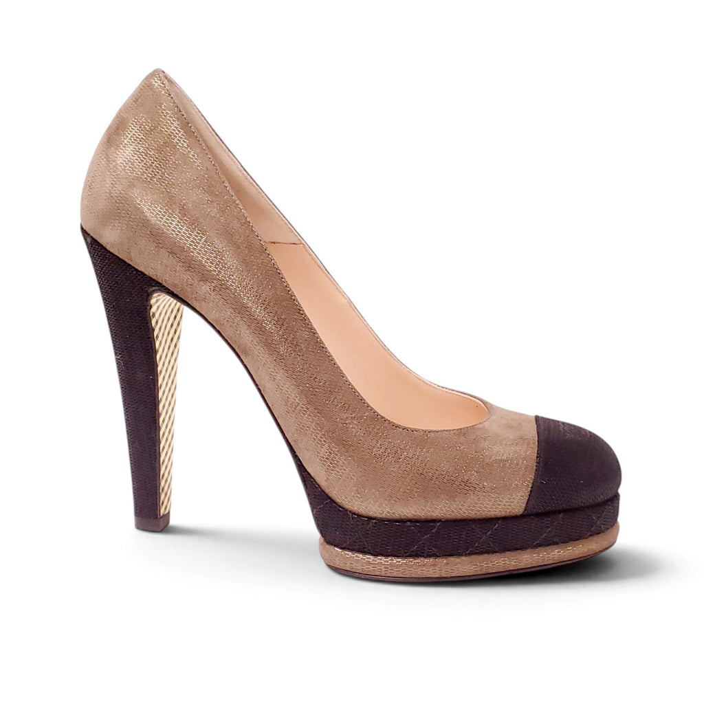 CHANEL GOLD HEELS WITH LOGO CAP TOE - SIZE 39