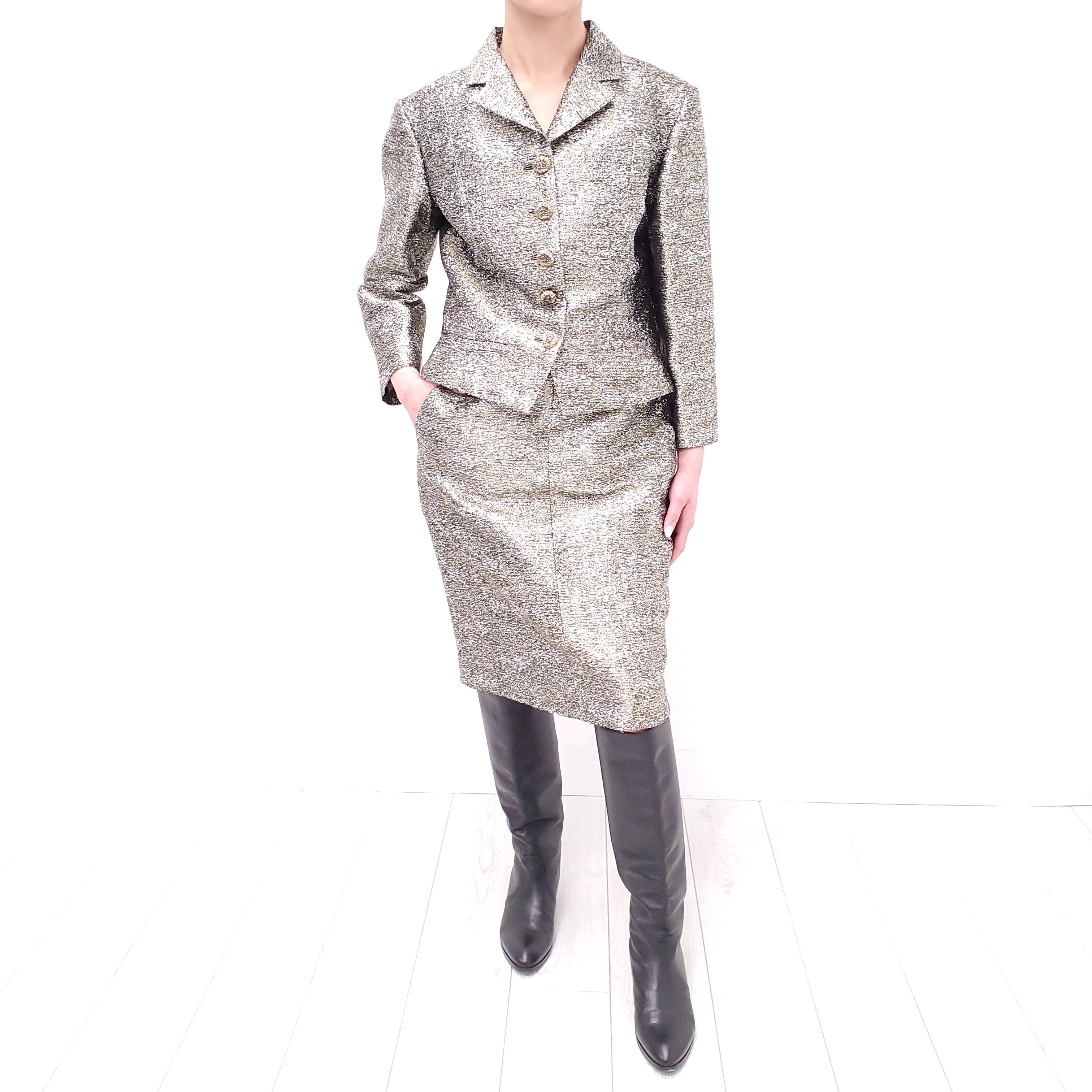 CHANEL GOLD METALLIC SUIT WITH FLORAL LOGO BUTTONS - SIZE 40