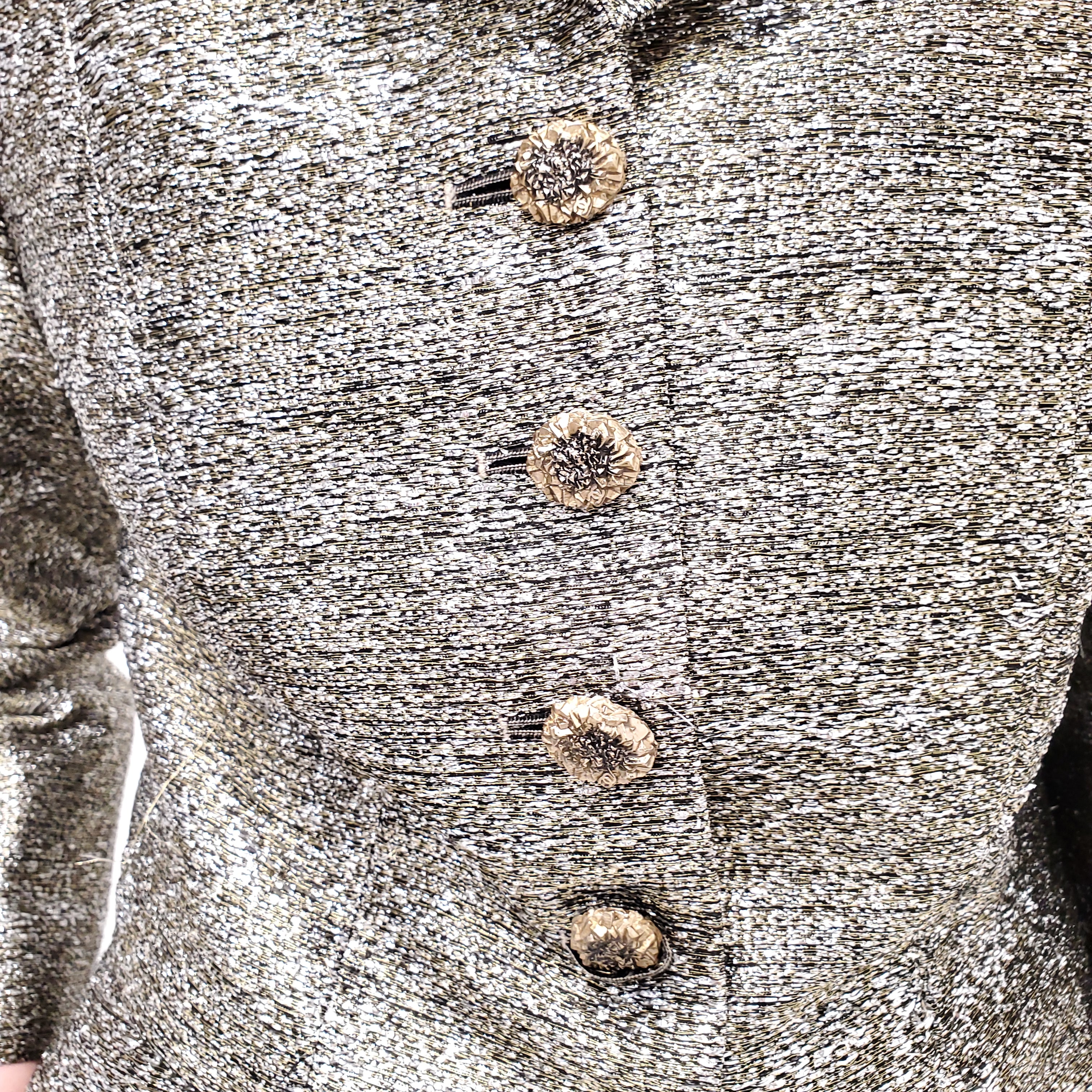 CHANEL GOLD METALLIC SUIT WITH FLORAL LOGO BUTTONS - SIZE 40