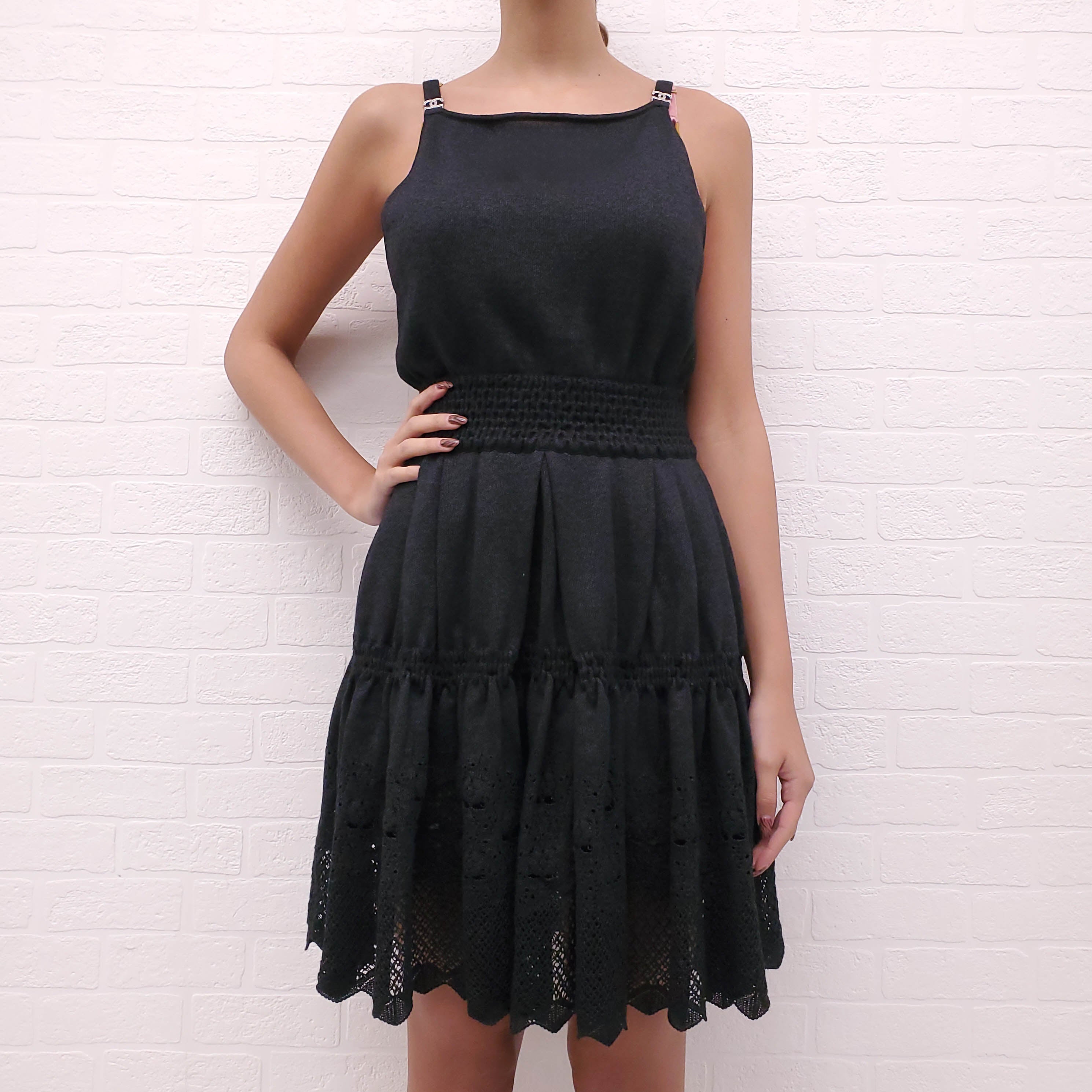 CHANEL GREY KNIT SYNCHED WAIST DRESS WITH CRYSTAL LOGO STRAP - SIZE 38